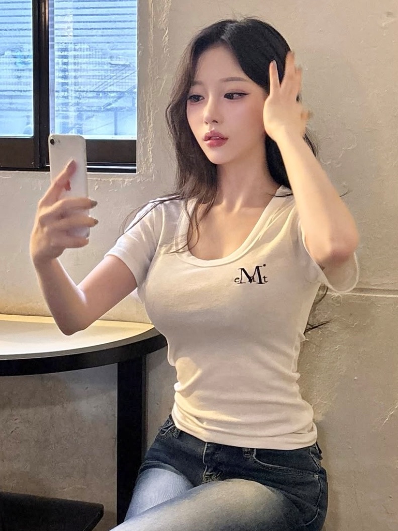 MUCENT Ferring Midi Round Neck Half T White 착용 스타일