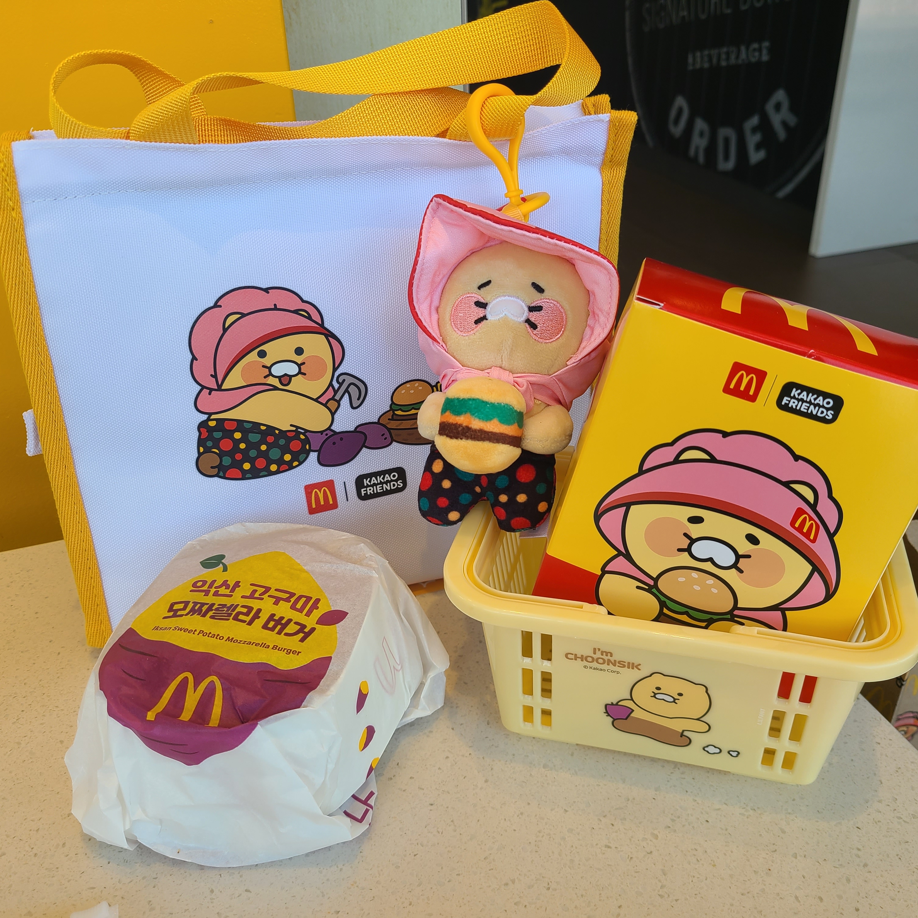 McDonald’s x Kakao Friends Choonsik Cooler Bag, McDonald’s x Kakao Friends Choonsik Granny Choonsik Keyring 착용 스타일 - 1