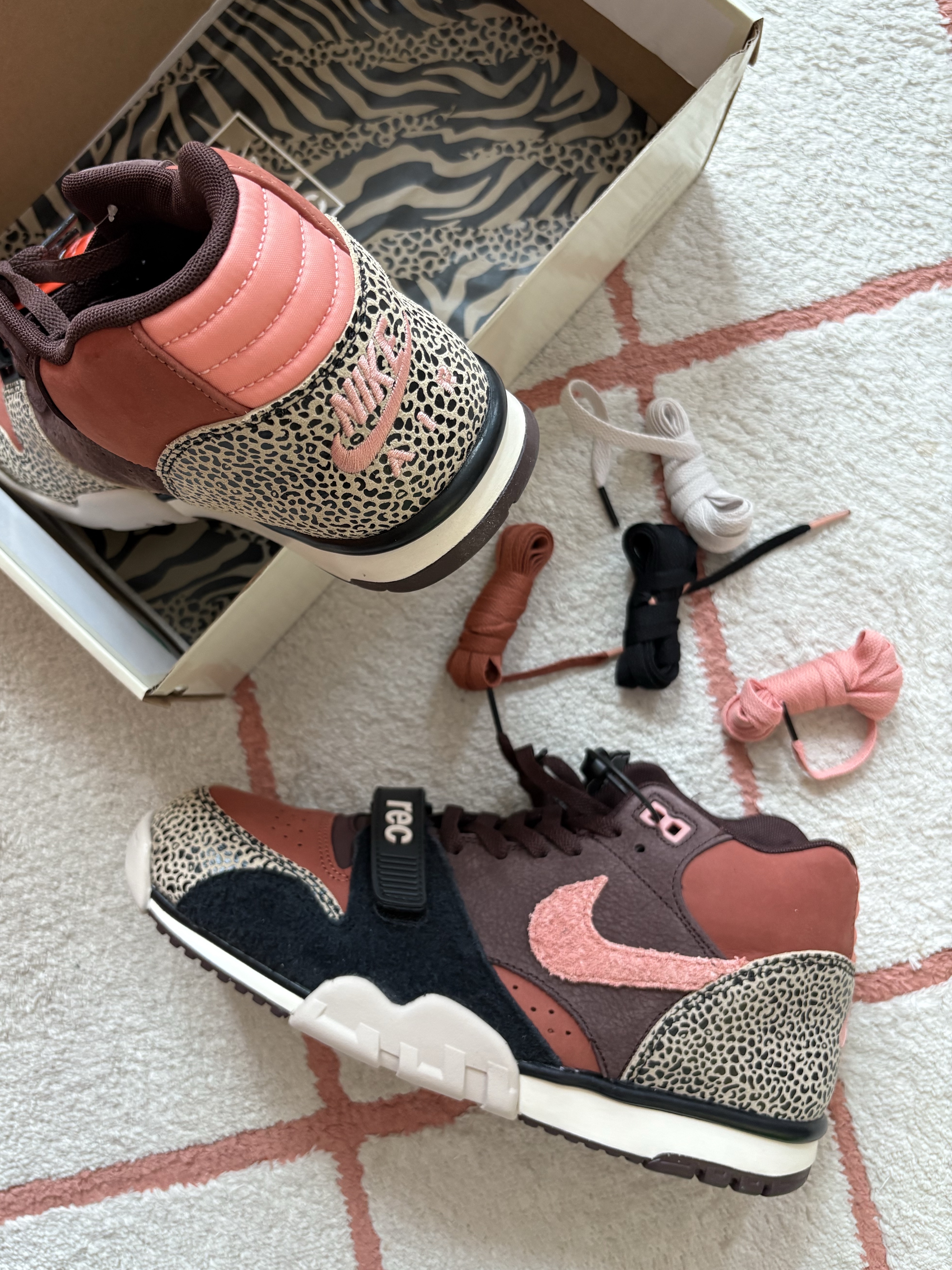Nike x Arts-Rec Skateshop SB Air Trainer 1 Earth and Dusty Peach 착용 스타일