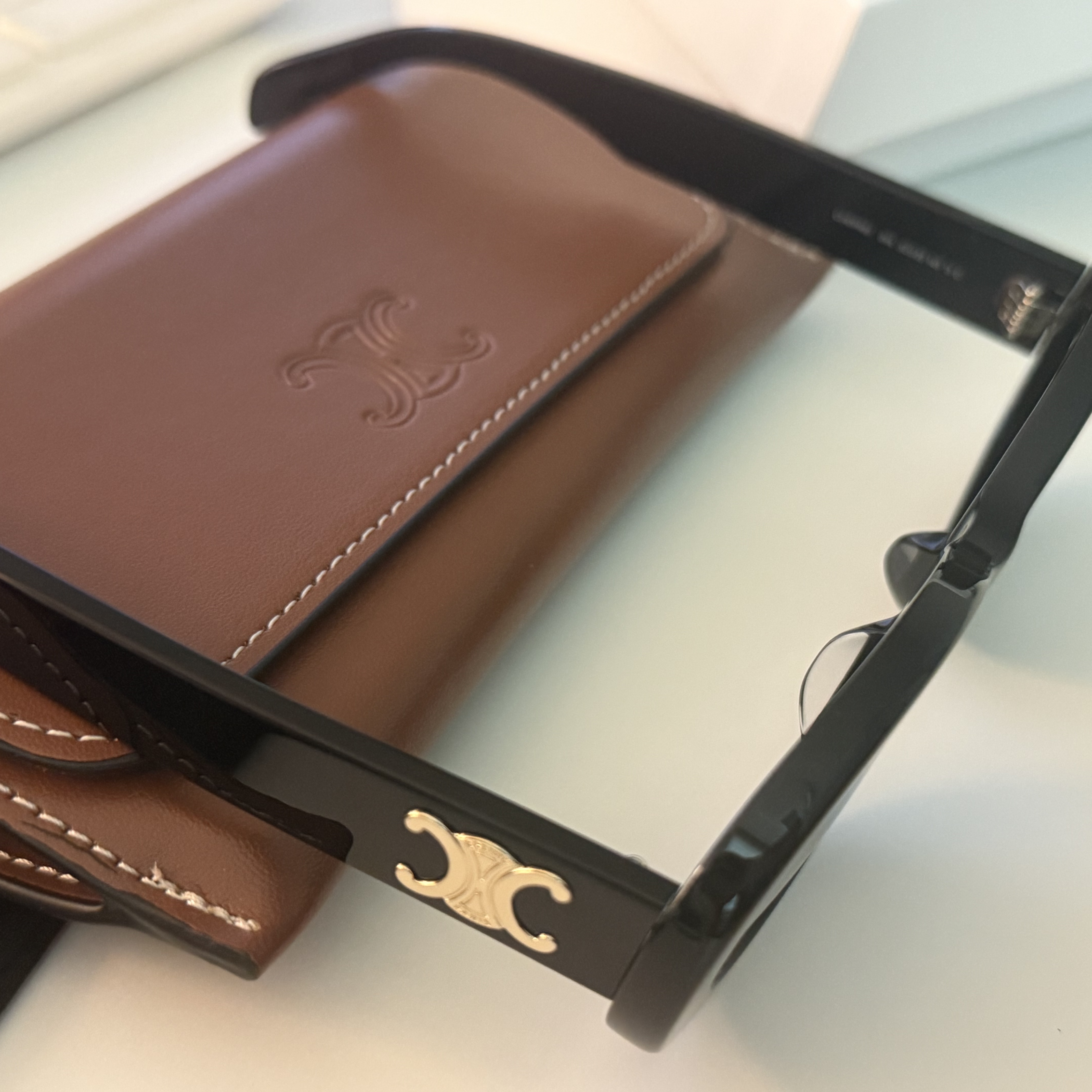 (W) Celine Triomphe 01 Sunglasses in Acetate Black 착용 스타일