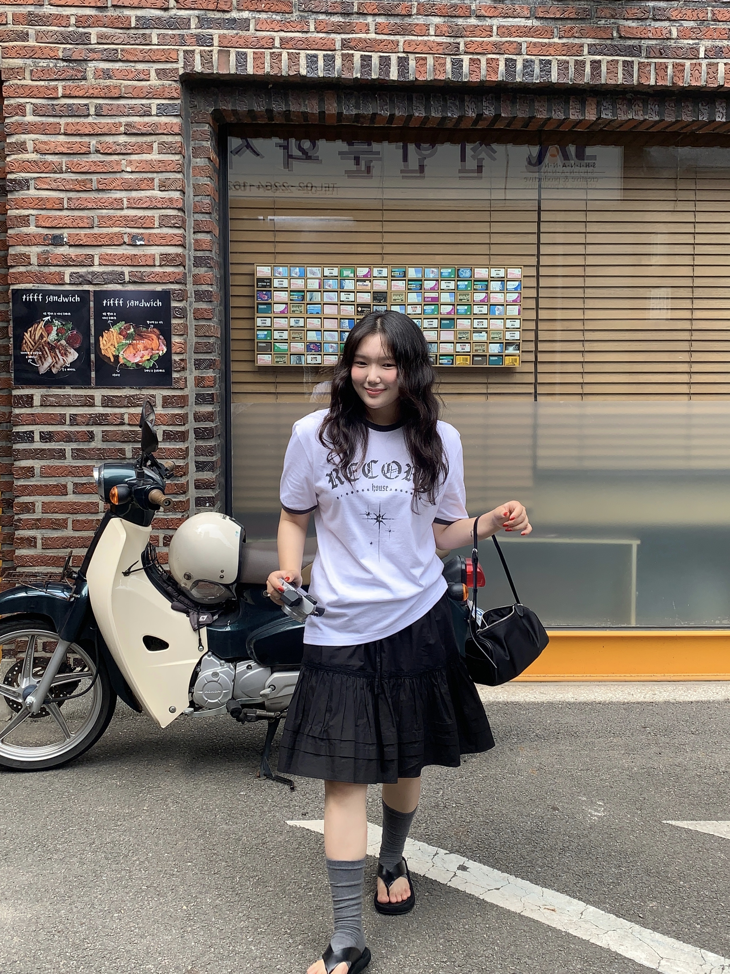 SLOW RECORD HOUSE Unisex RECORD Ringer Tee White 착용 스타일 - 9