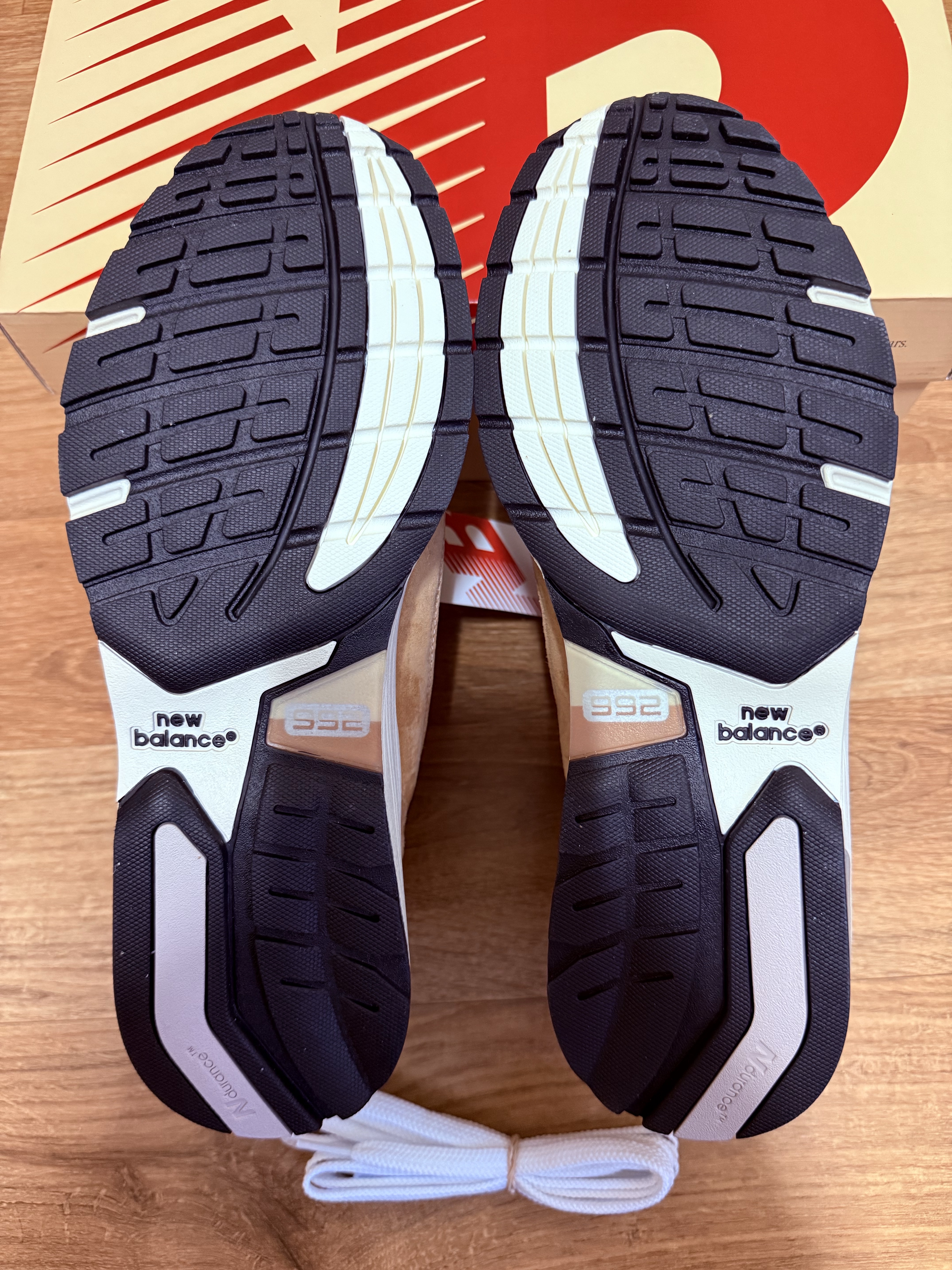 New Balance 992 Made in USA Sweet Caramel Calcium 착용 스타일 - 6