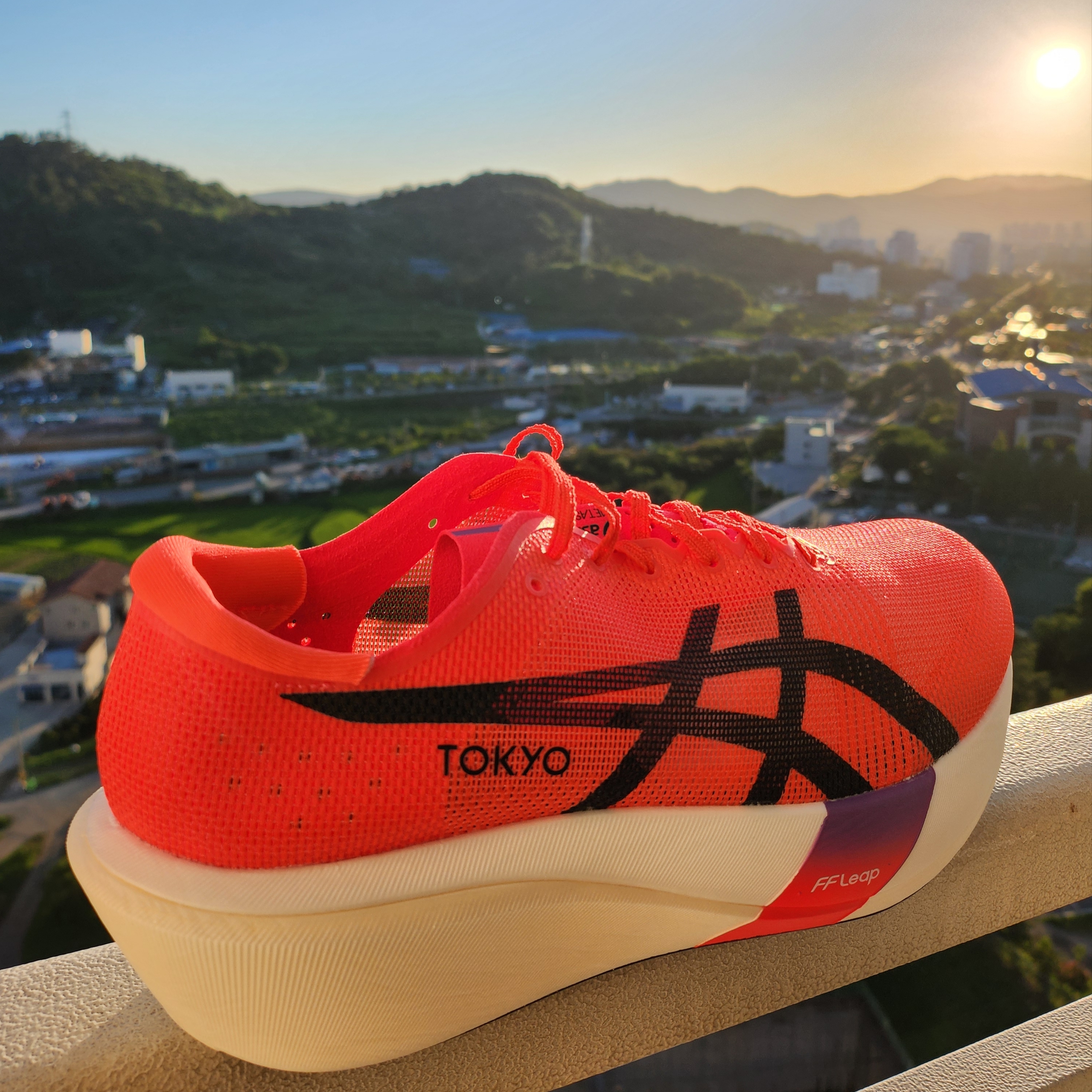 Asics Metaspeed Edge Tokyo Flash Red Black 착용 스타일 - 2