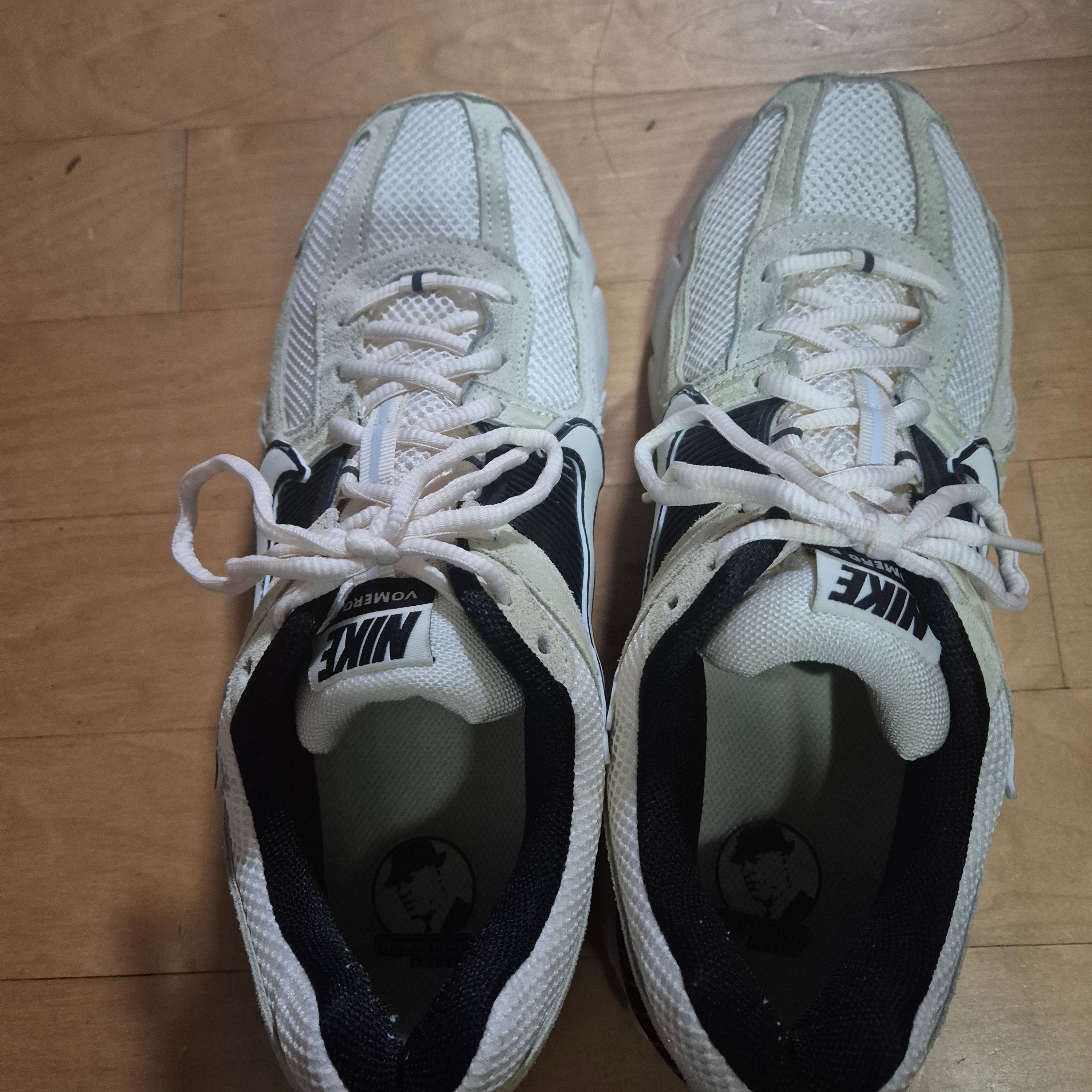 Nike Zoom Vomero 5 Light Bone and Black 착용 스타일