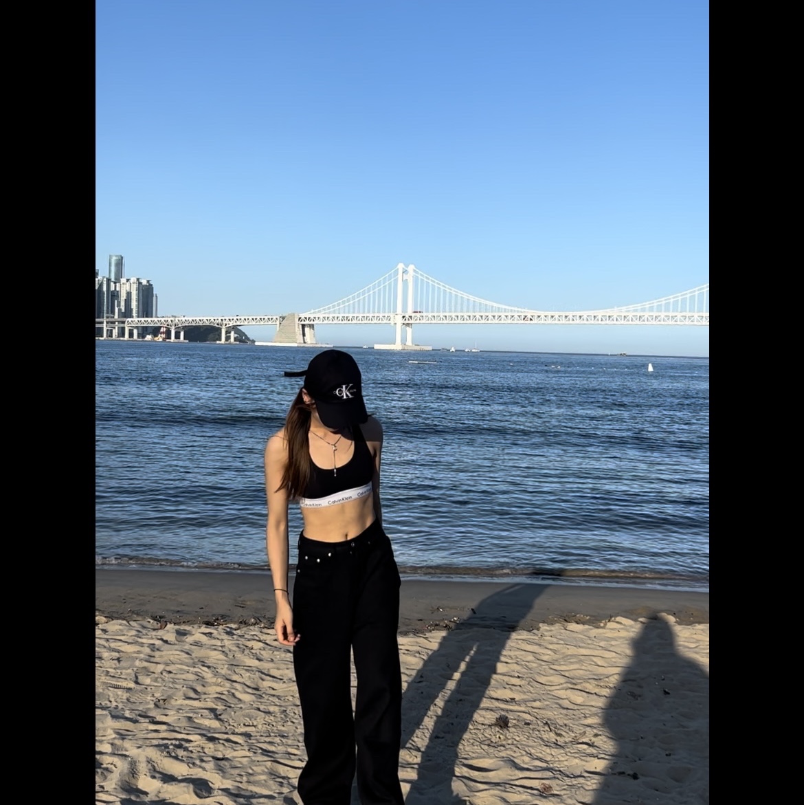 (W) Calvin Klein Modern Cotton Bralette Black, Calvin Klein CKJ Monogram Embroidery Ball Cap Black 착용 스타일