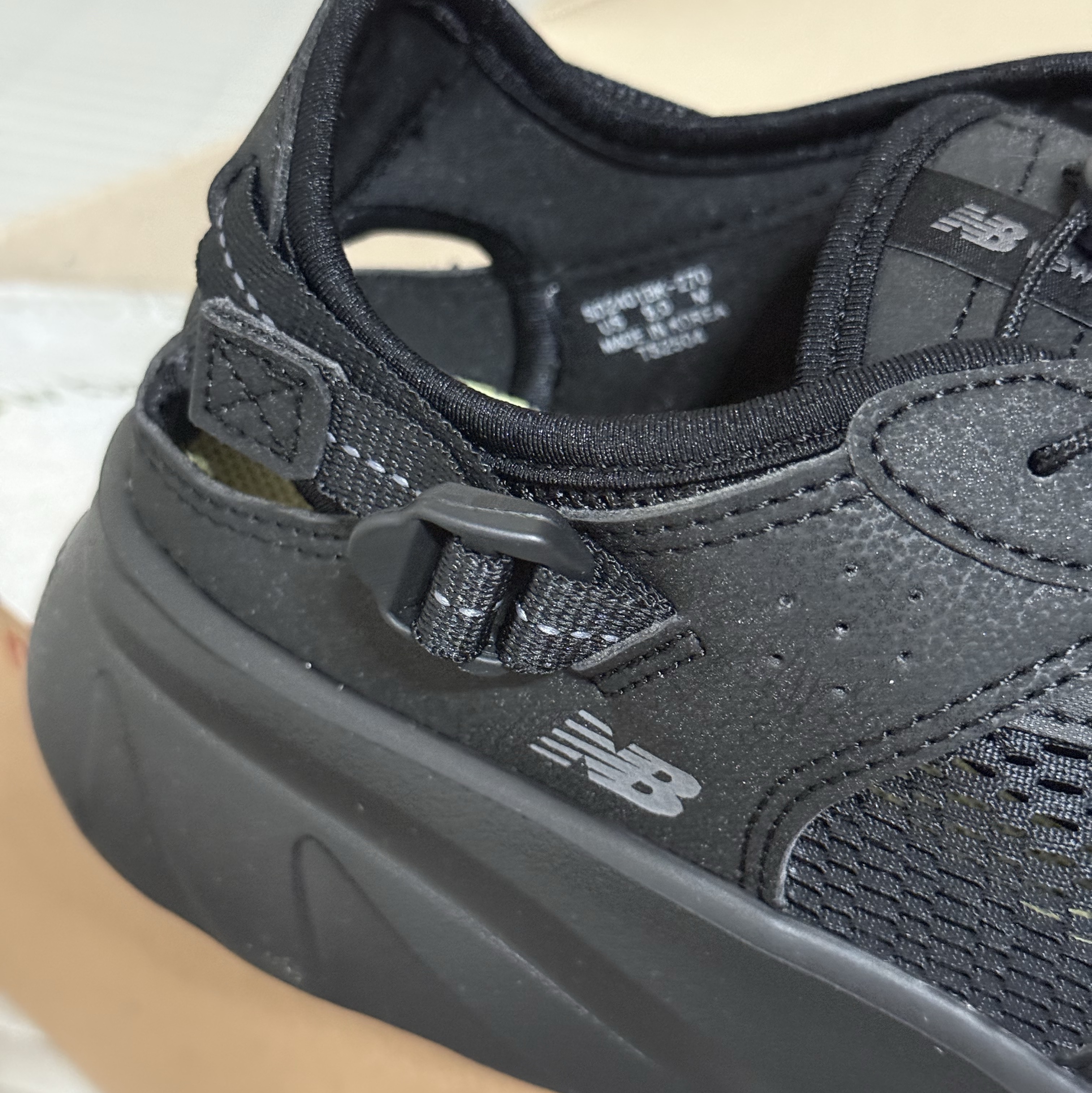 New Balance Kave Sandal Black 착용 스타일 - 2