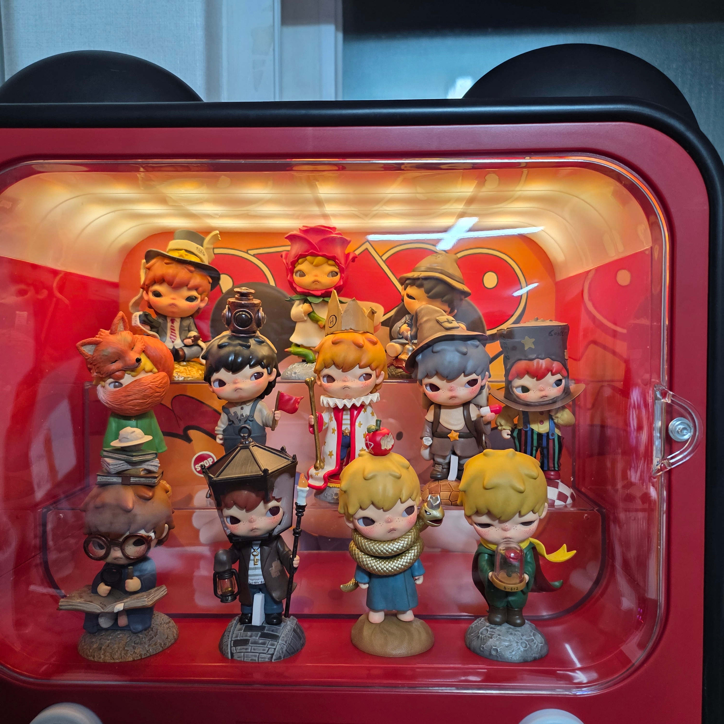 Pop Mart Hirono x Le Petit Prince Sealed Case (12 Blind Boxes) 착용 스타일 - 1