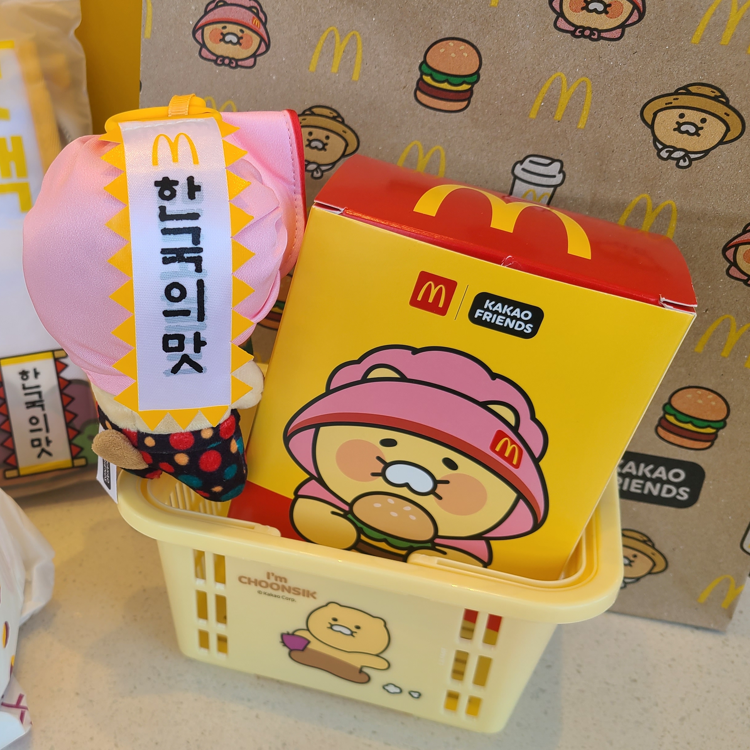 McDonald’s x Kakao Friends Choonsik Cooler Bag, McDonald’s x Kakao Friends Choonsik Granny Choonsik Keyring 착용 스타일 - 3