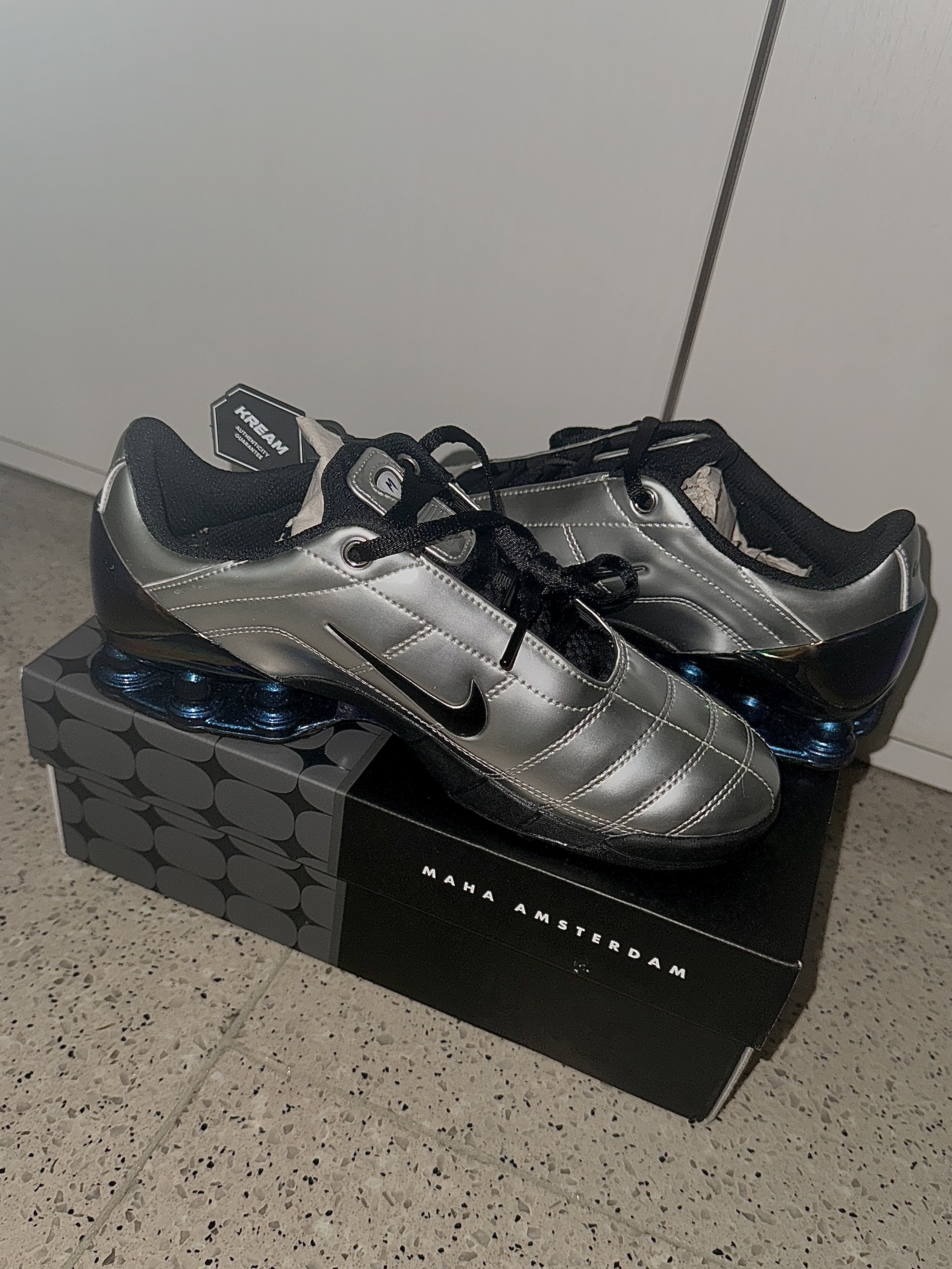 (W) Nike x Maha Amsterdam Total 90 Shox Magia Metallic Silver Black 착용 스타일 - 3