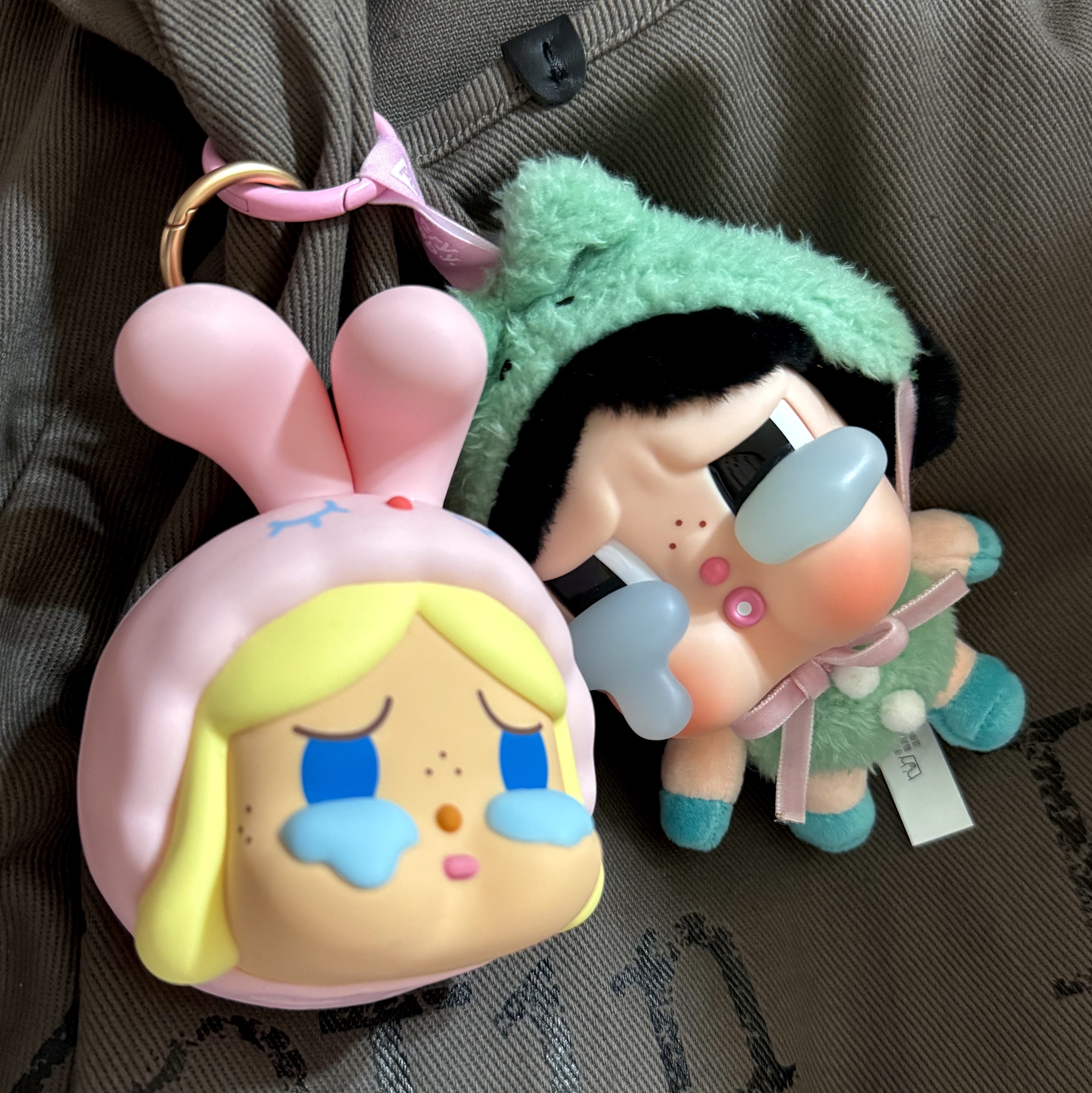 Pop Mart Crybaby Crying Again Series Plush Keyring What A Frog (Opened Case) 착용 스타일