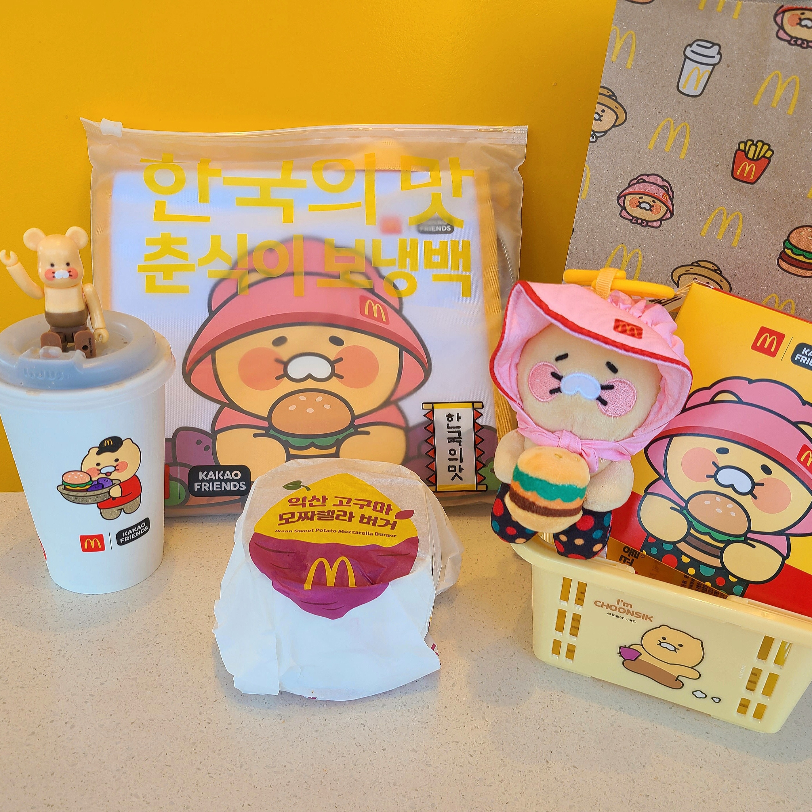 Bearbrick x Kakao Friends Choonsik 100%, McDonald’s x Kakao Friends Choonsik Cooler Bag 착용 스타일 - 1