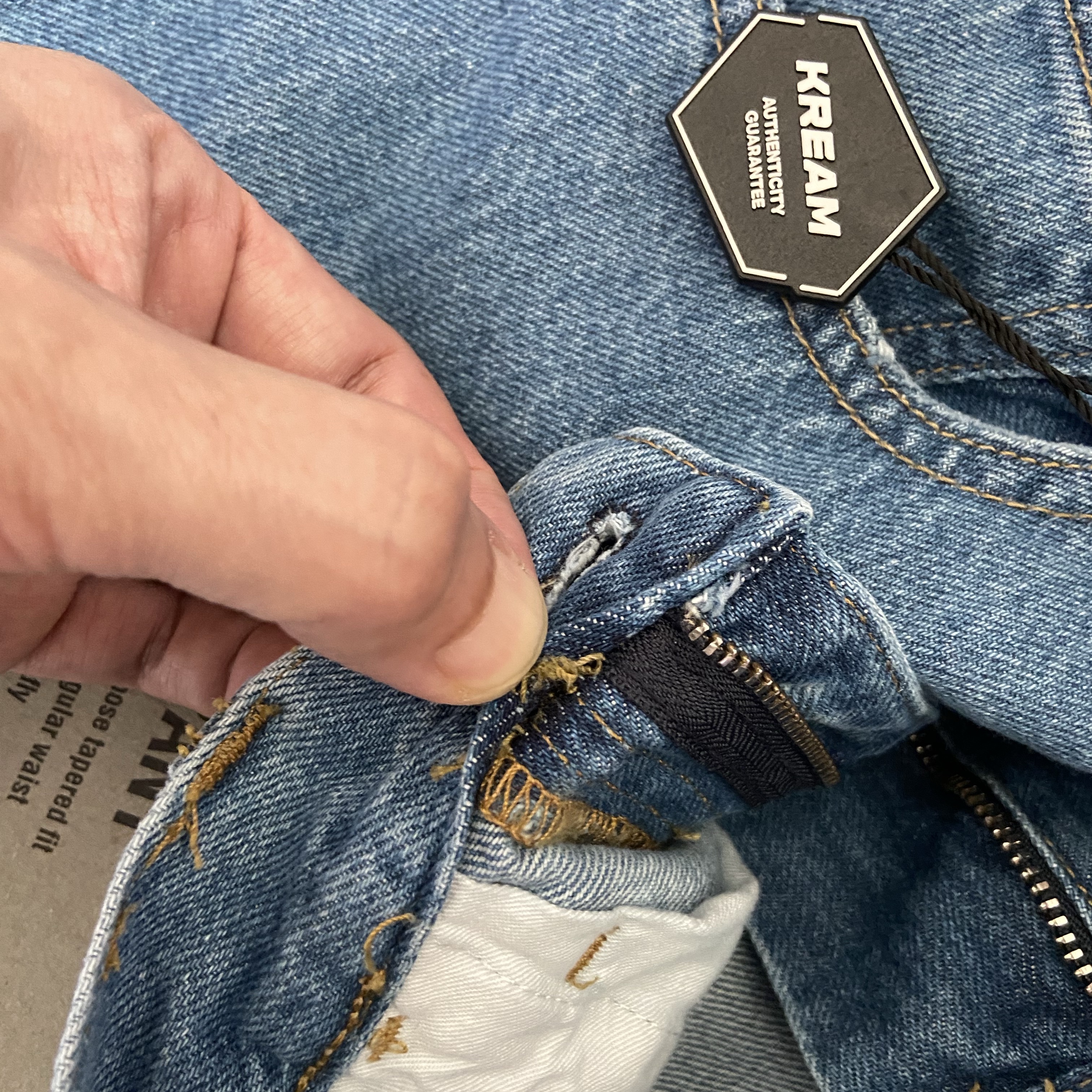 Carhartt WIP Landon Pant Blue Heavy Stone Wash 착용 스타일 - 1