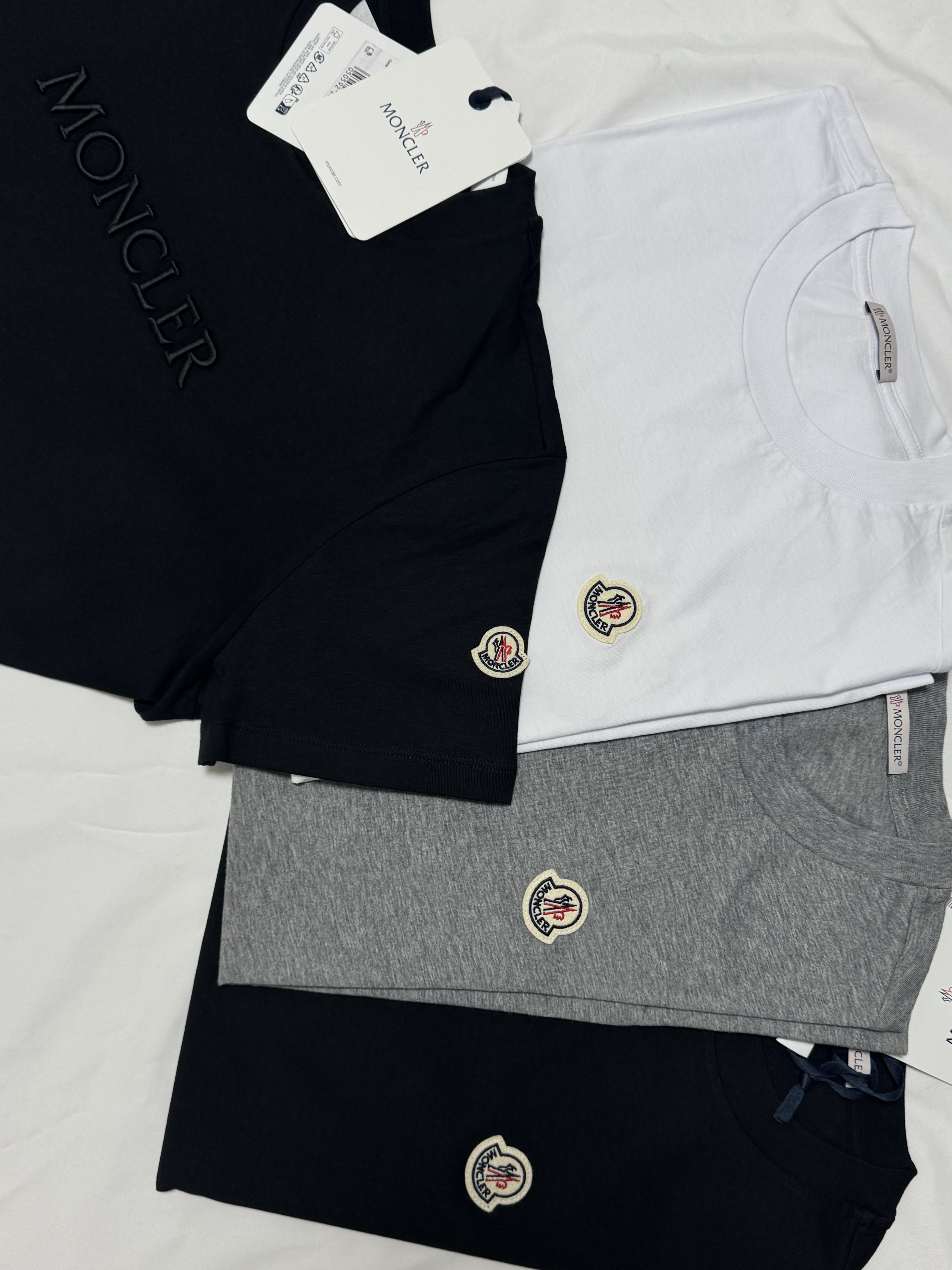 Moncler Short Sleeve T-Shirt Black - 25SS (3 Pack), (W) Moncler Logo T-Shirt Black - 25FW 착용 스타일