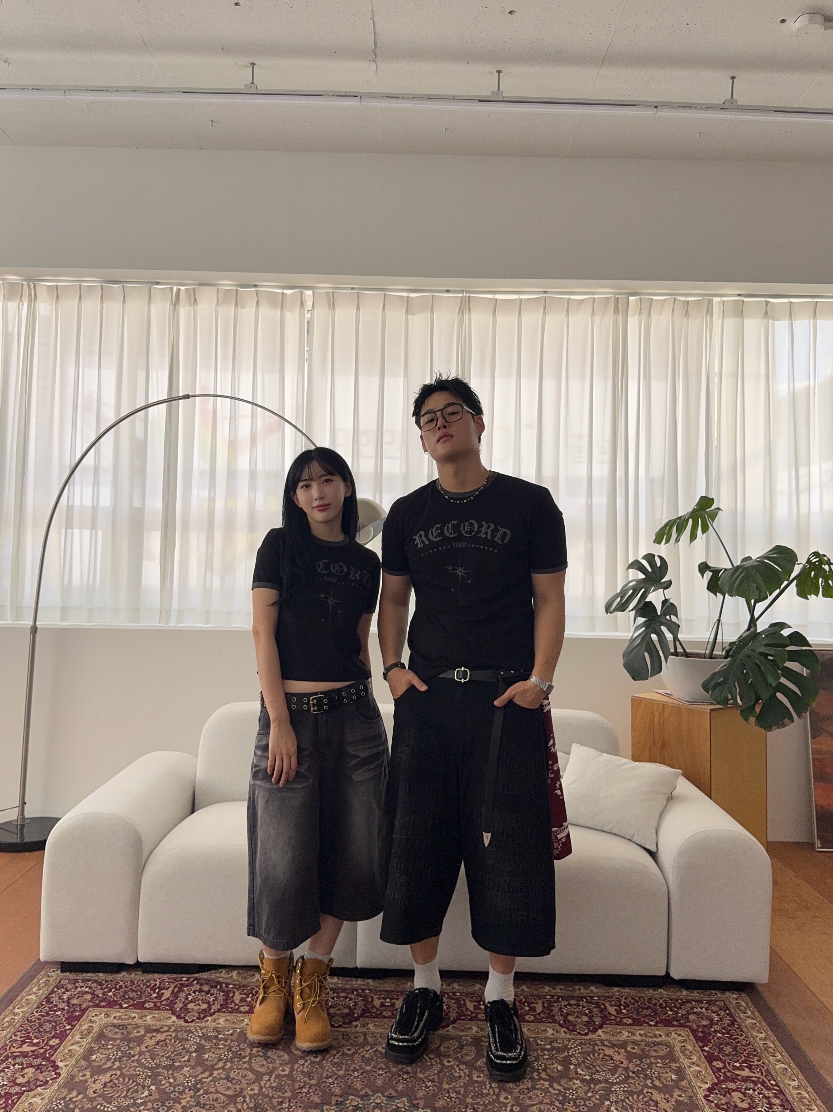 SLOW RECORD HOUSE Unisex RECORD Ringer Tee Black 착용 스타일 - 2