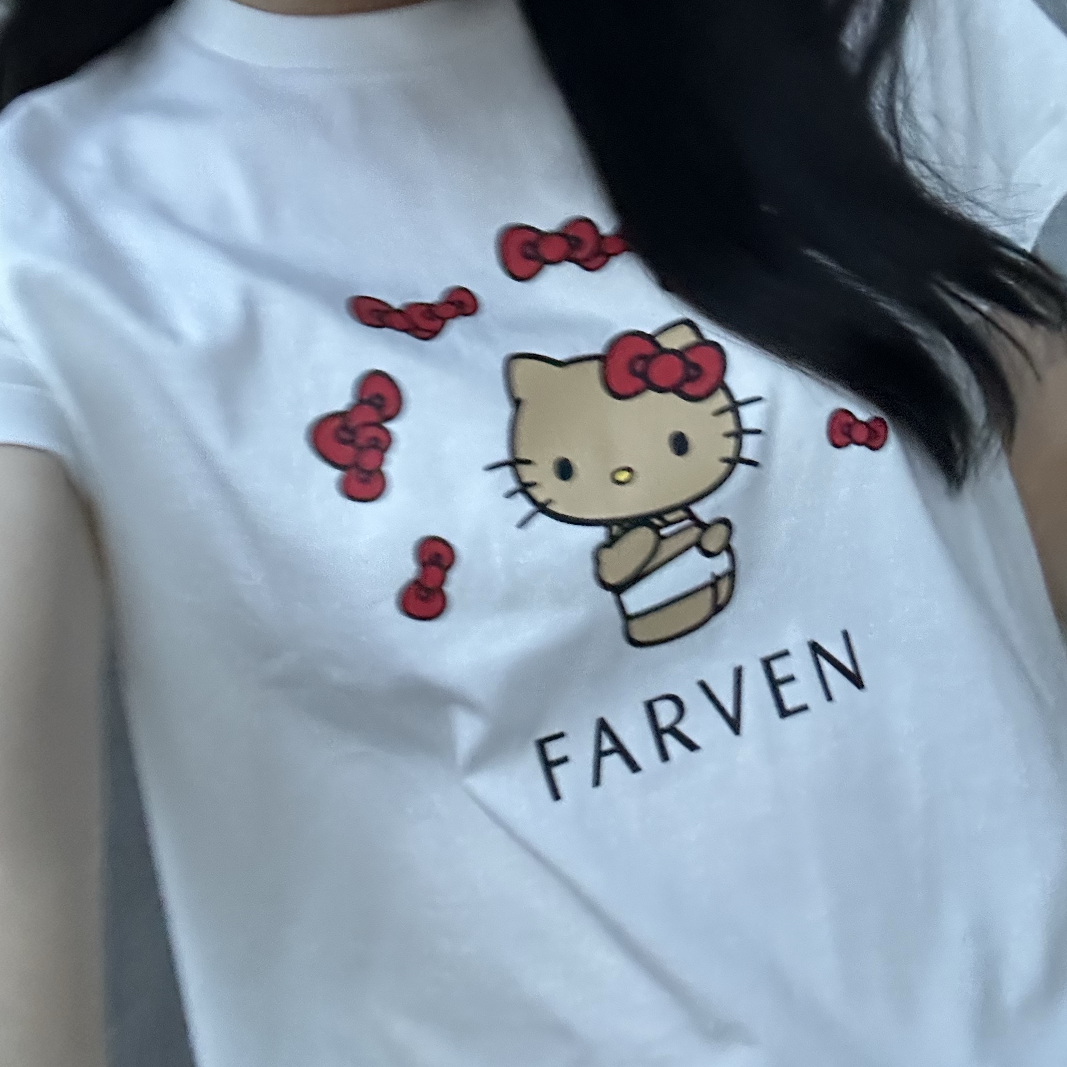 Farven x Tanning Hello Kitty Ribbon T-Shirt_White 착용 스타일