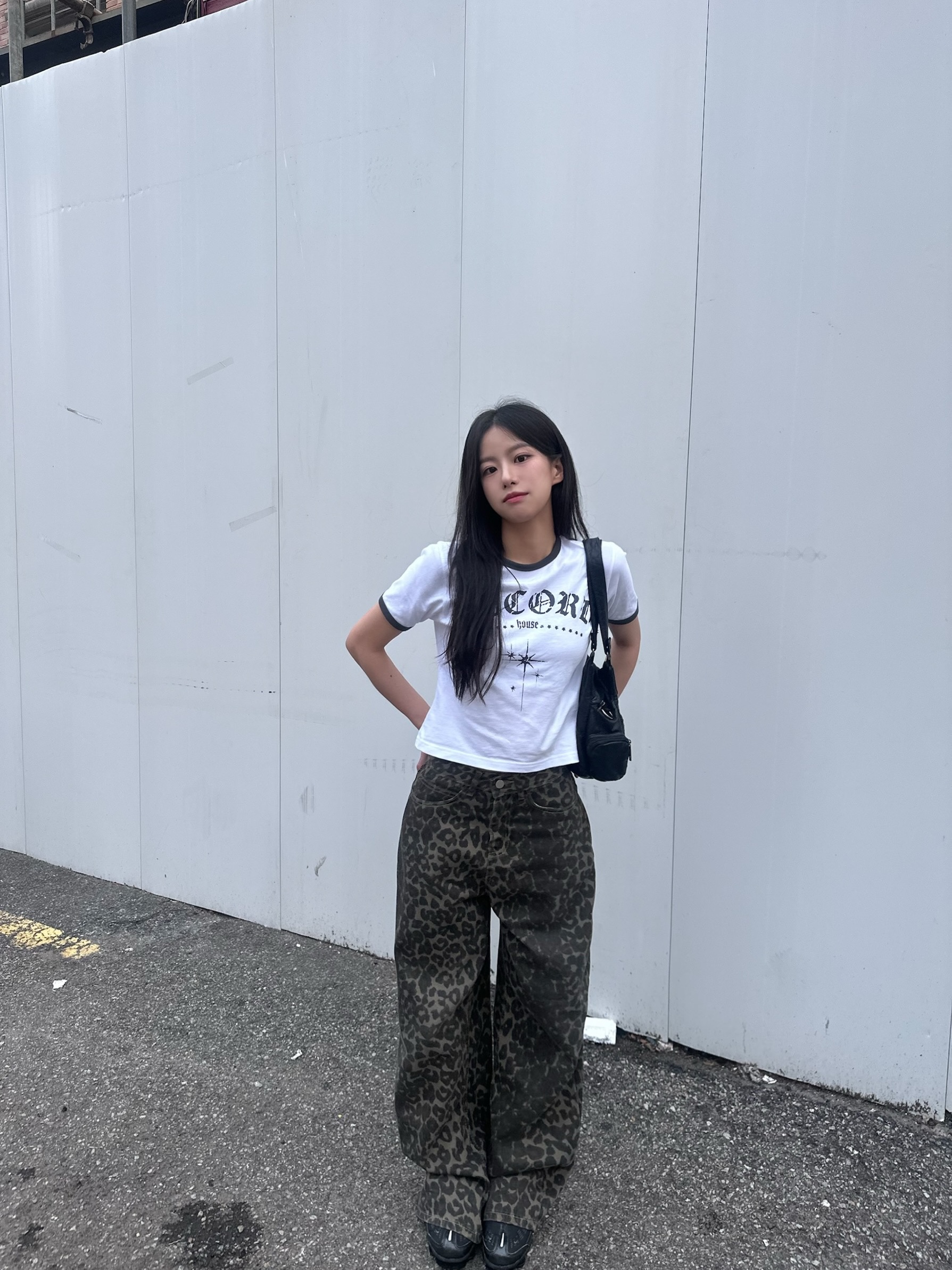 SLOW RECORD HOUSE Unisex RECORD Ringer Tee White 착용 스타일 - 8