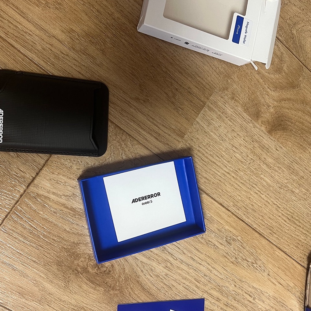 Ader Error Small Standic Magsafe Wallet Noir 착용 스타일