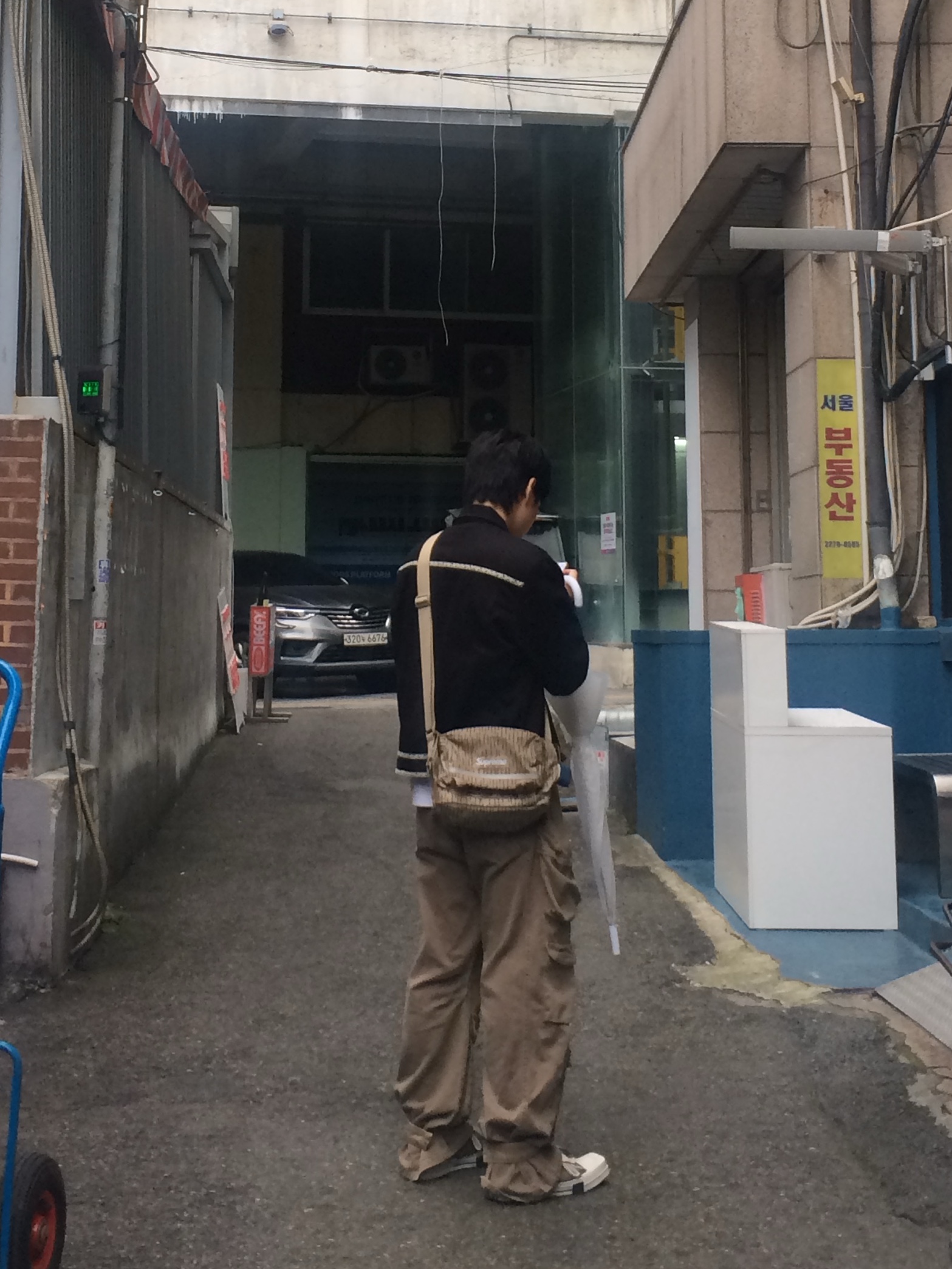 Dior Bi-Fold Card Holder Black Dior Oblique Jacquard, Supreme Messenger Bag Tan Raindrop - 24FW 착용 스타일 - 3