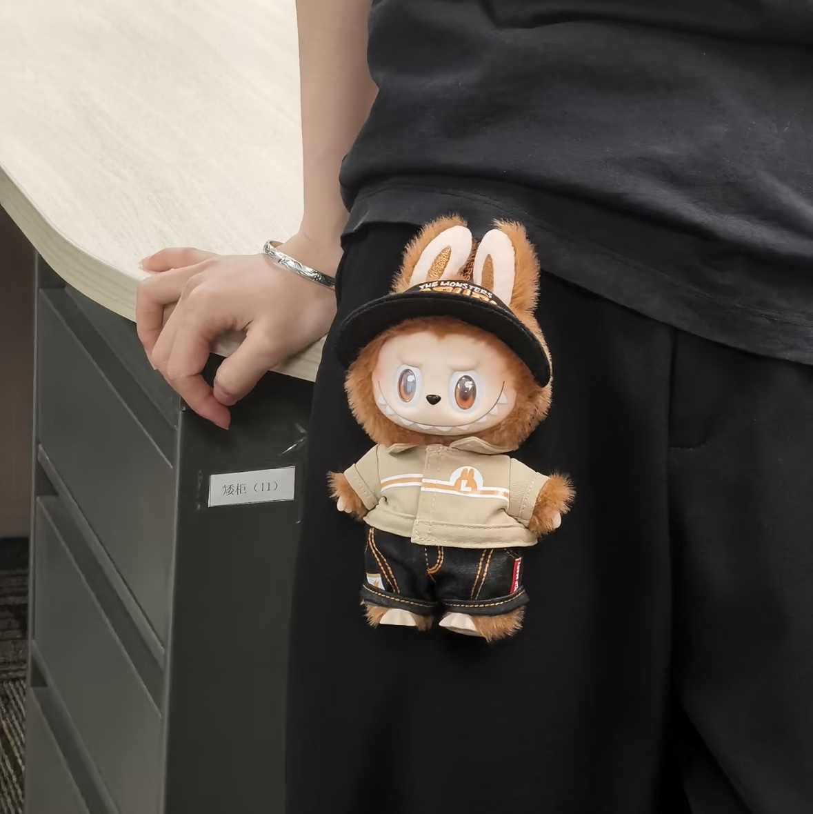 Pop Mart Labubu Doll Keyring - Seongsu Labubu Wacky Mart Pop-Up Store Exclusive, Pop Mart Labubu Fish Cake Skewer Doll Keyring - Seongsu Labubu Wacky Mart Pop-Up Store Exclusive 착용 스타일 - 1