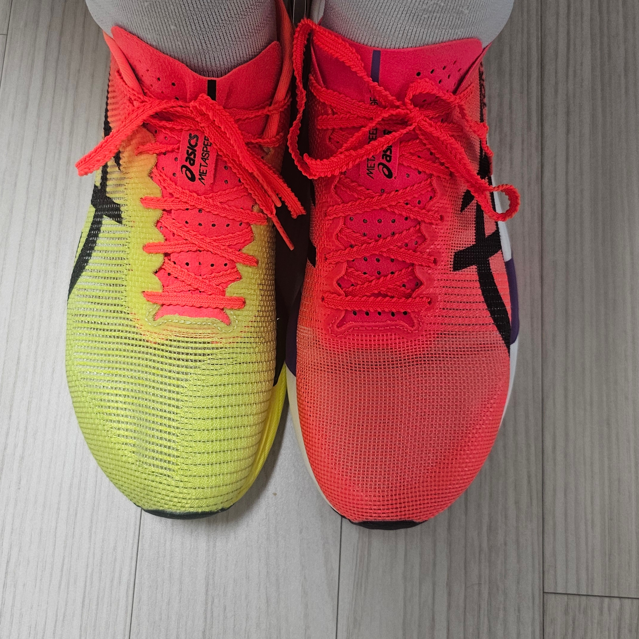 Asics Metaspeed Edge Paris Safety Yellow Black, Asics Metaspeed Edge Tokyo Flash Red Black 착용 스타일 - 1