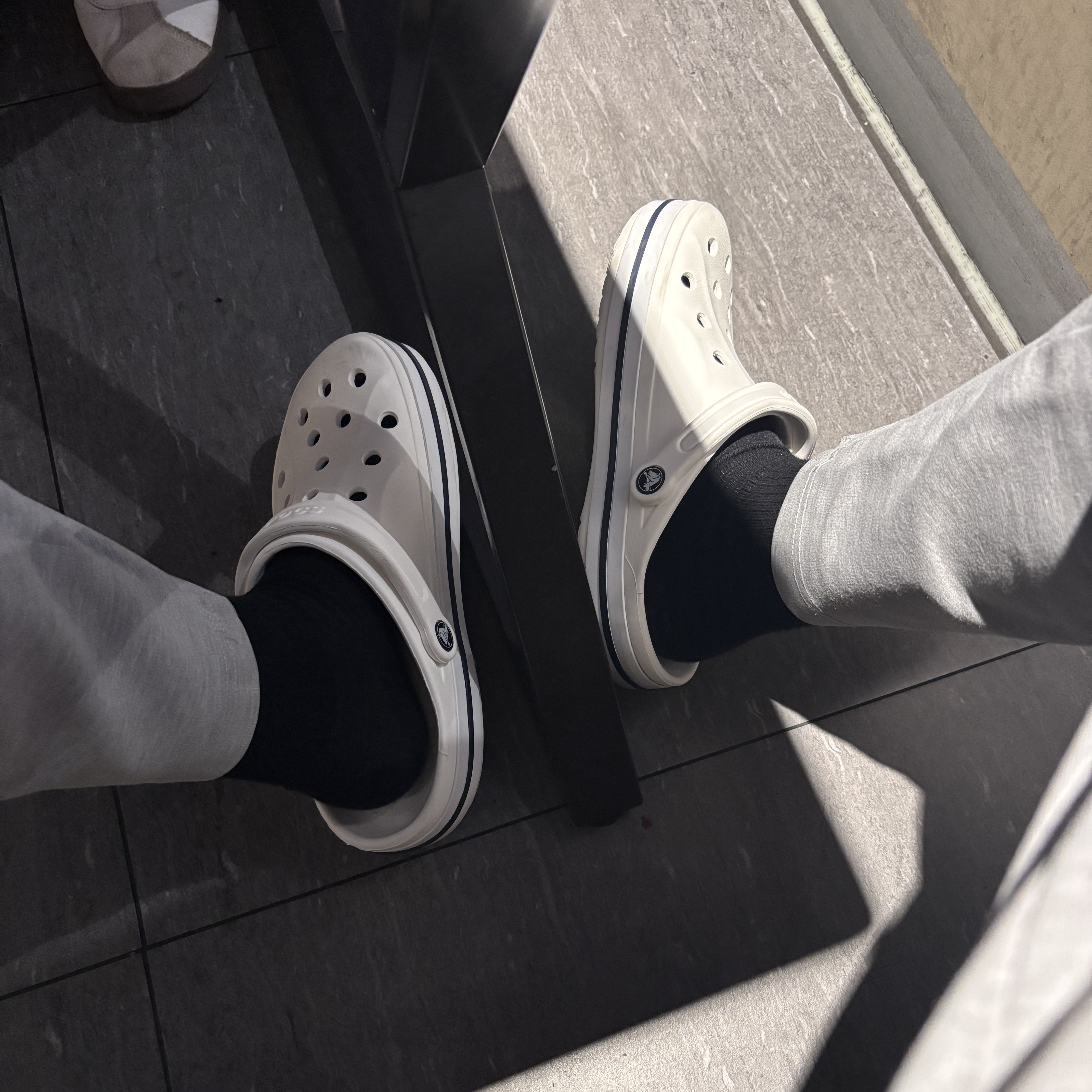 Crocs Bayaband Clog White Navy 착용 스타일
