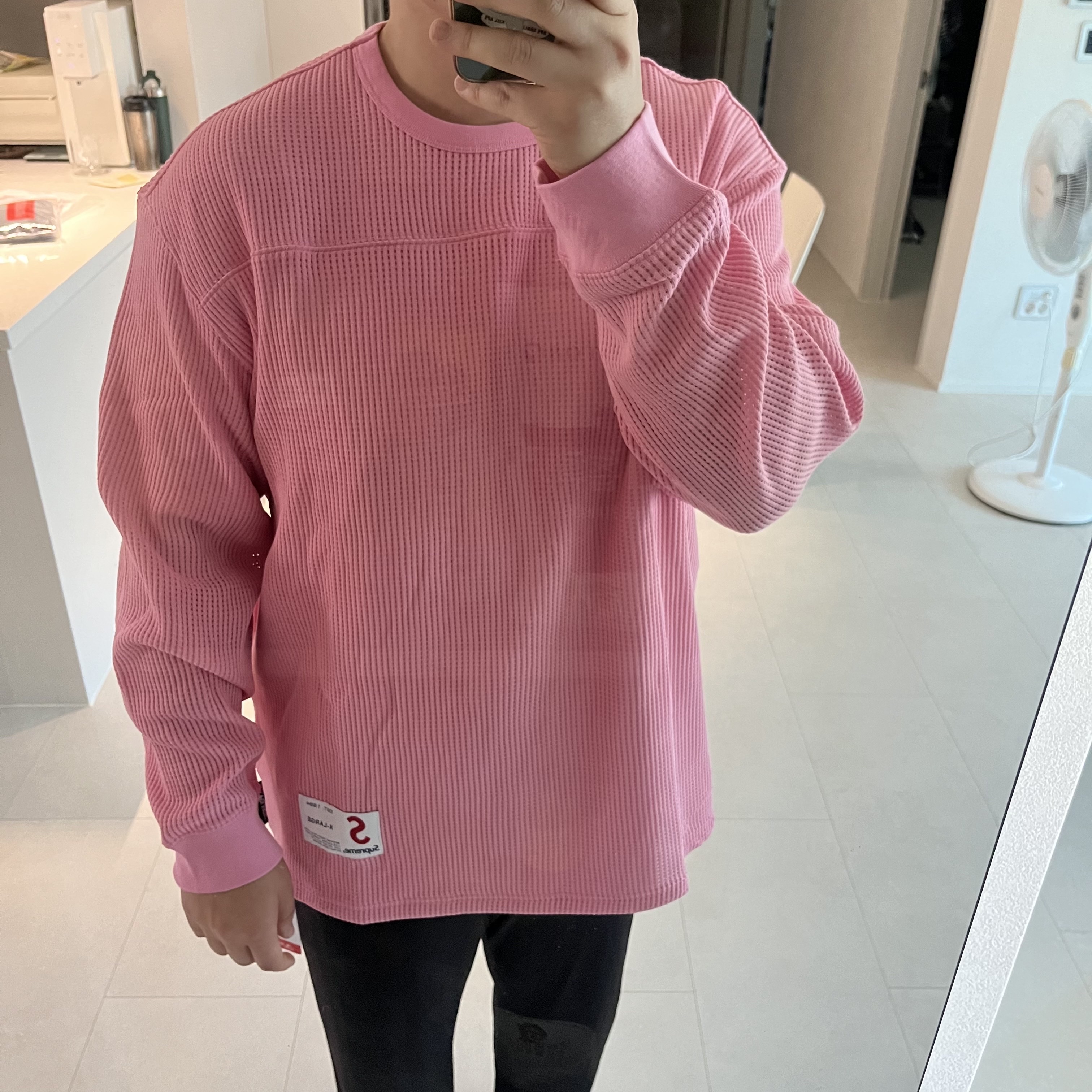Supreme Polartec Mesh L/S Football Top Pink - 25SS, Supreme Polartec Mesh L/S Football Top Black - 25SS 착용 스타일 - 1