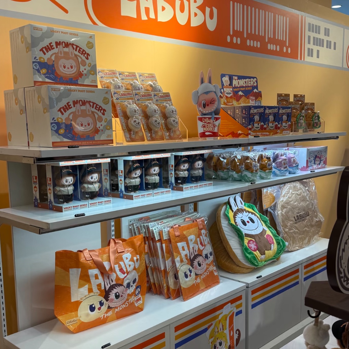 Pop Mart Labubu Doll Keyring - Seongsu Labubu Wacky Mart Pop-Up Store Exclusive, Pop Mart Labubu Fish Cake Skewer Doll Keyring - Seongsu Labubu Wacky Mart Pop-Up Store Exclusive 착용 스타일 - 3