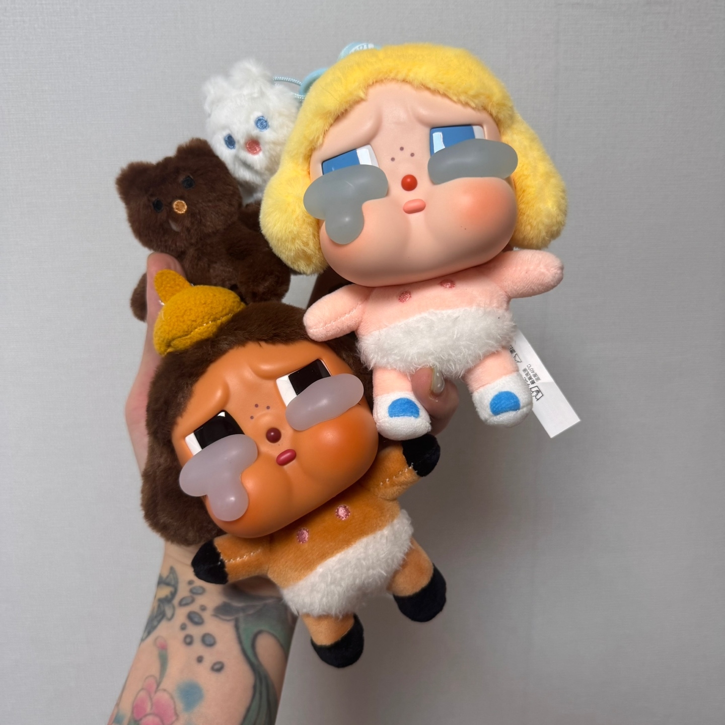 Pop Mart Crybaby Crying Again Series Plush Keyring Baby Blonde (Opened Case), Pop Mart Crybaby Crying Again Series Plush Keyring Baby Brown (Opened Case) 착용 스타일