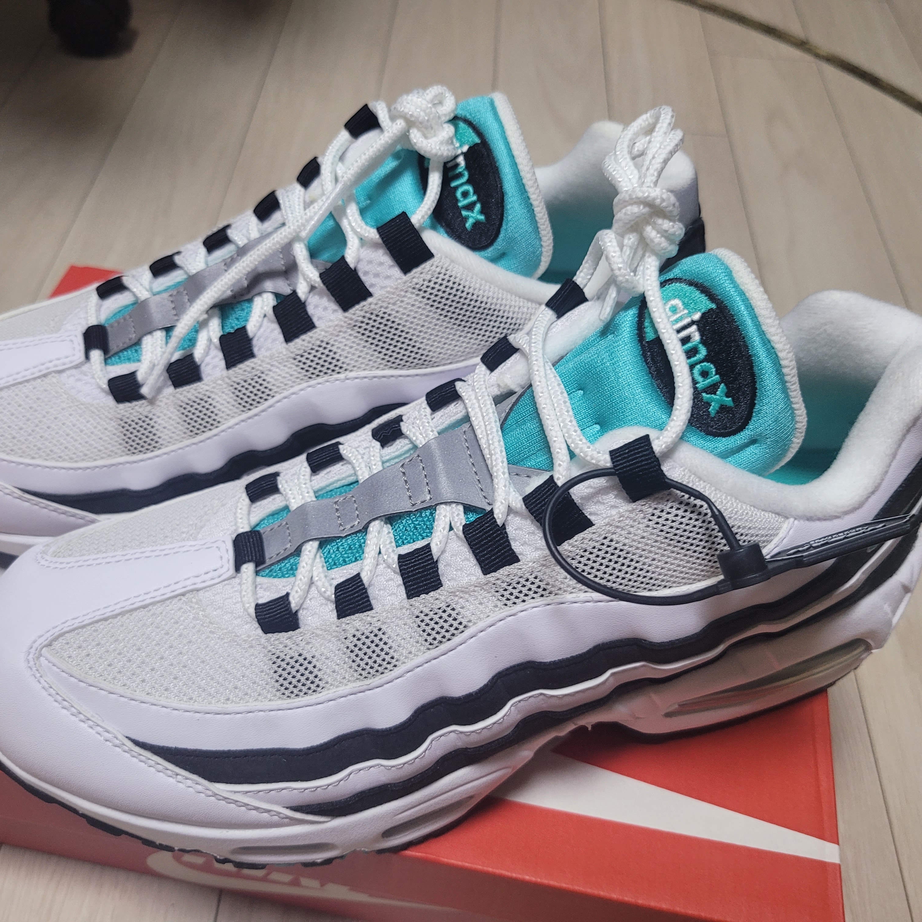 Nike Air Max 95 OG White and Black 착용 스타일 - 4