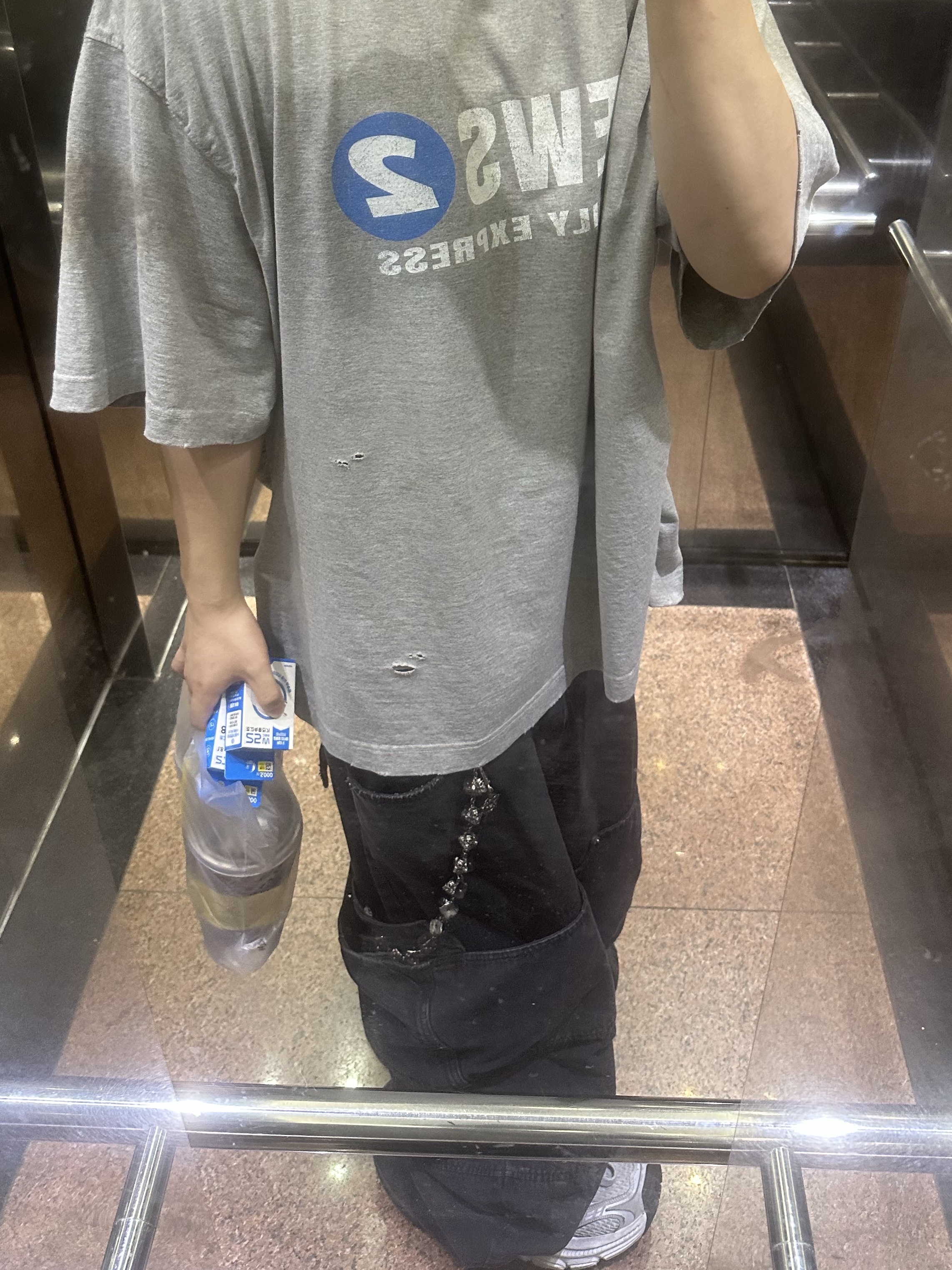 Nonnod Puckering News T-shirt Vintage grey, Balenciaga 10XL Sneakers White Grey Silver Black 착용 스타일 - 2