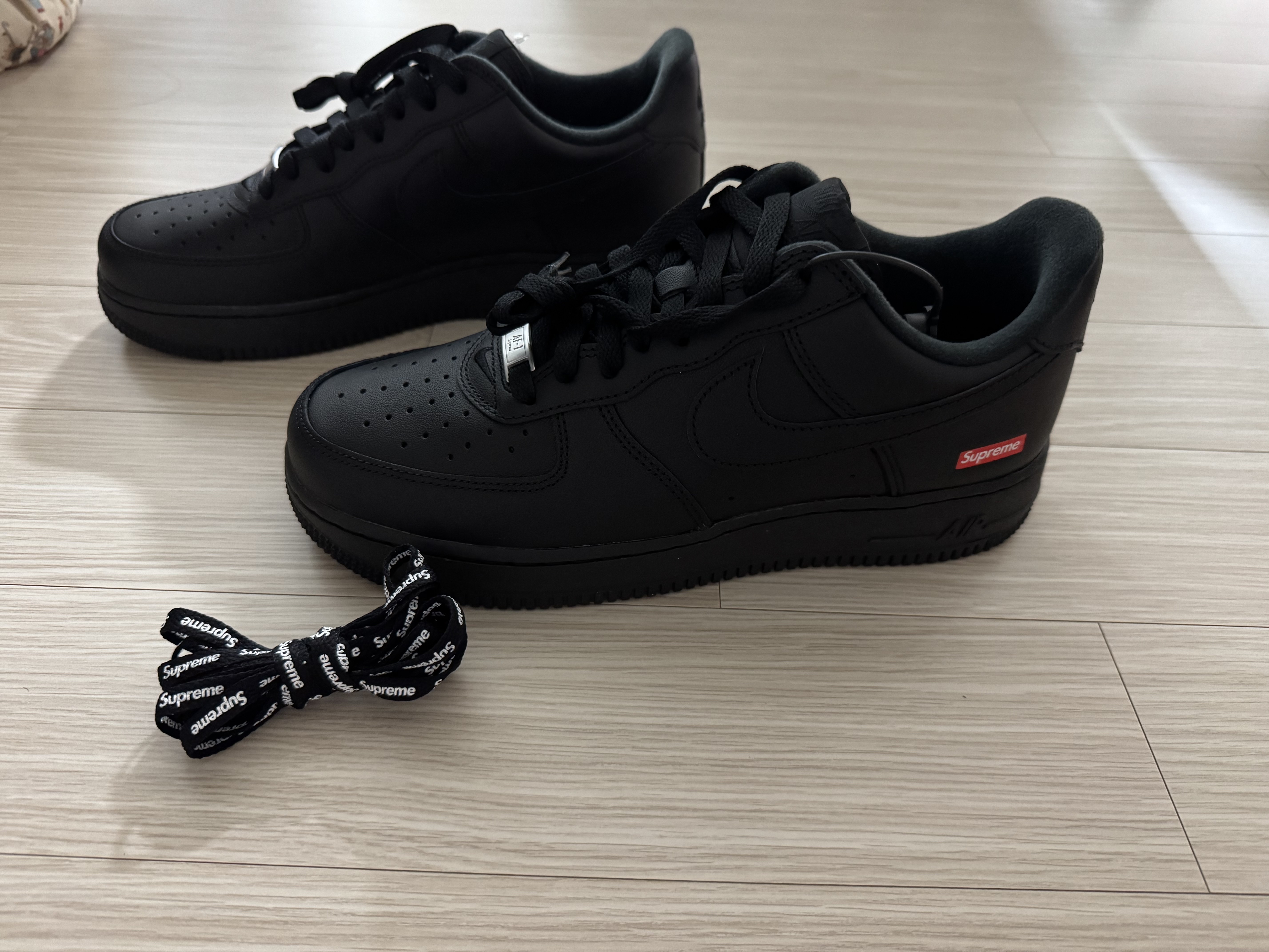 Nike x Supreme Air Force 1 Low Black 착용 스타일 - 1