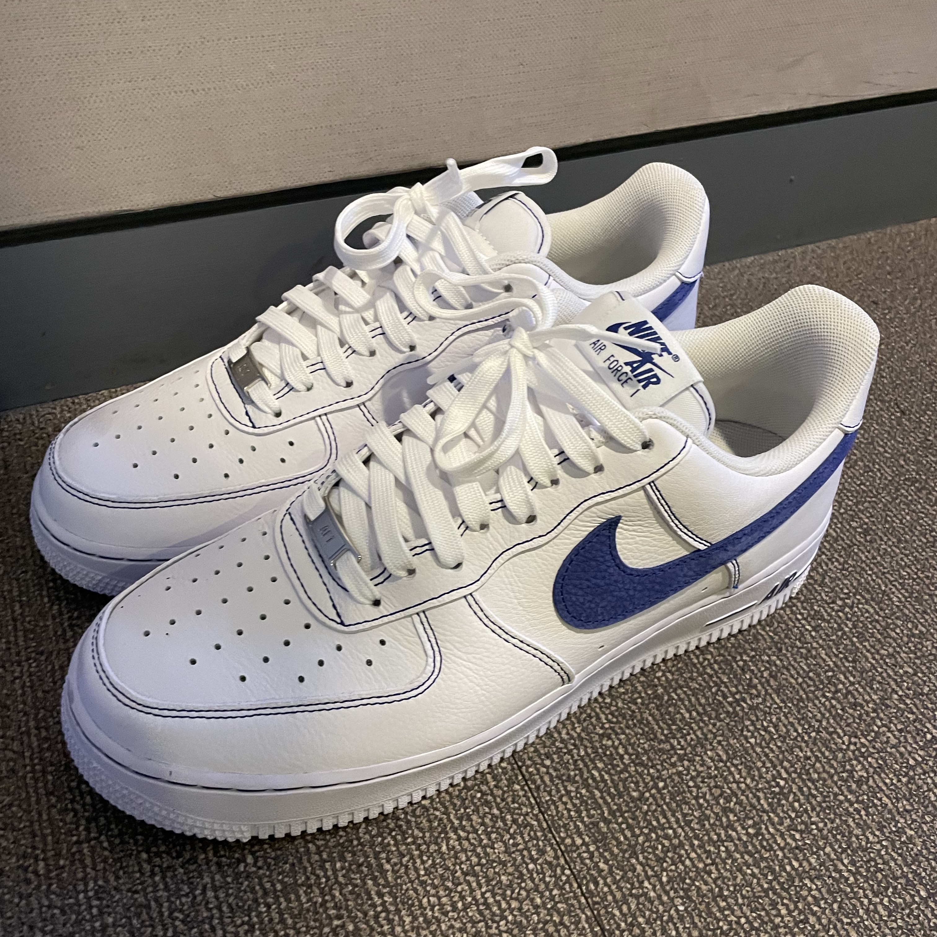 Nike Air Force 1 '07 LV8 White Deep Royal Blue 착용 스타일 - 1
