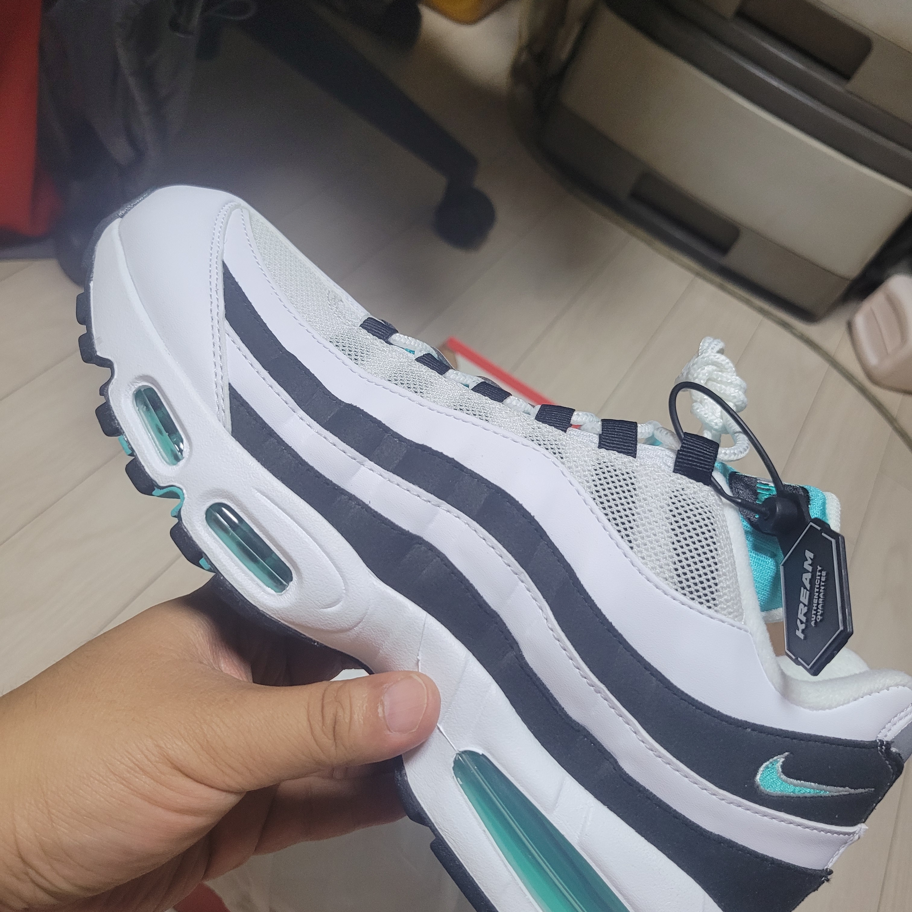 Nike Air Max 95 OG White and Black 착용 스타일 - 3