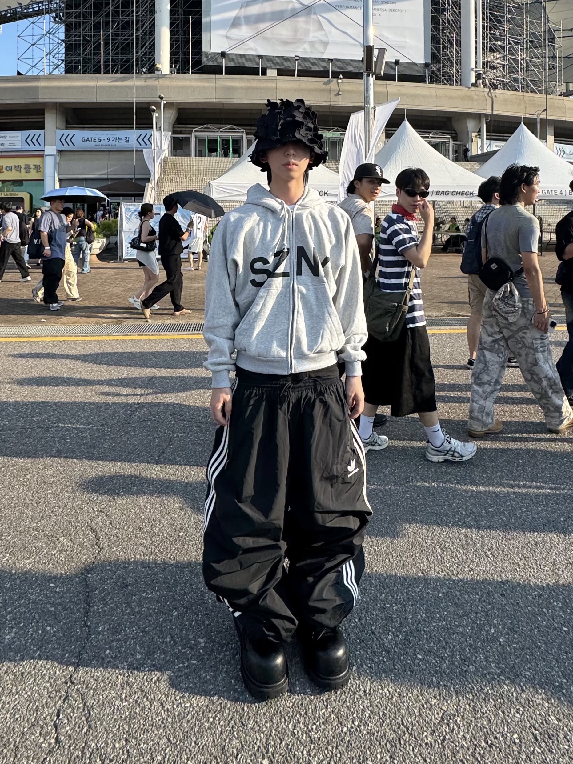 Yeezy HD-10 Grey - Korea Limited, Balenciaga x Adidas Tracksuit Trousers Black 착용 스타일 - 1