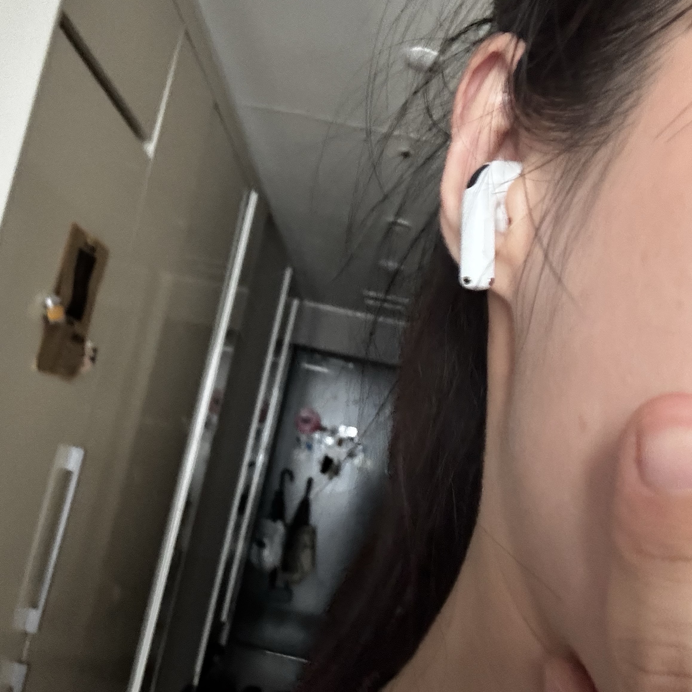 Apple AirPods 4th Gen with Active Noise Cancellation (Korean Ver.) 착용 스타일