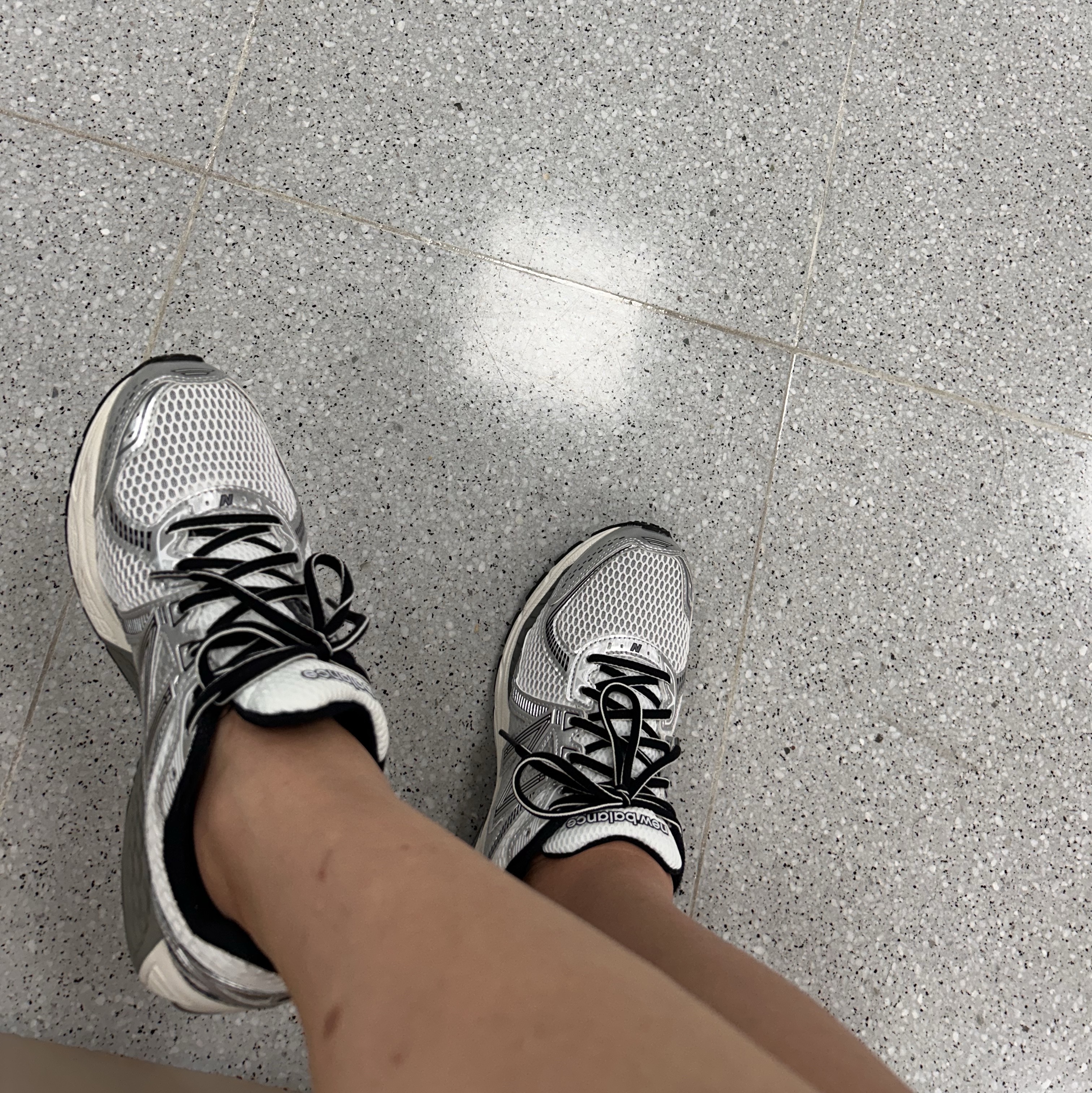 New Balance 860v2 Optic White 착용 스타일