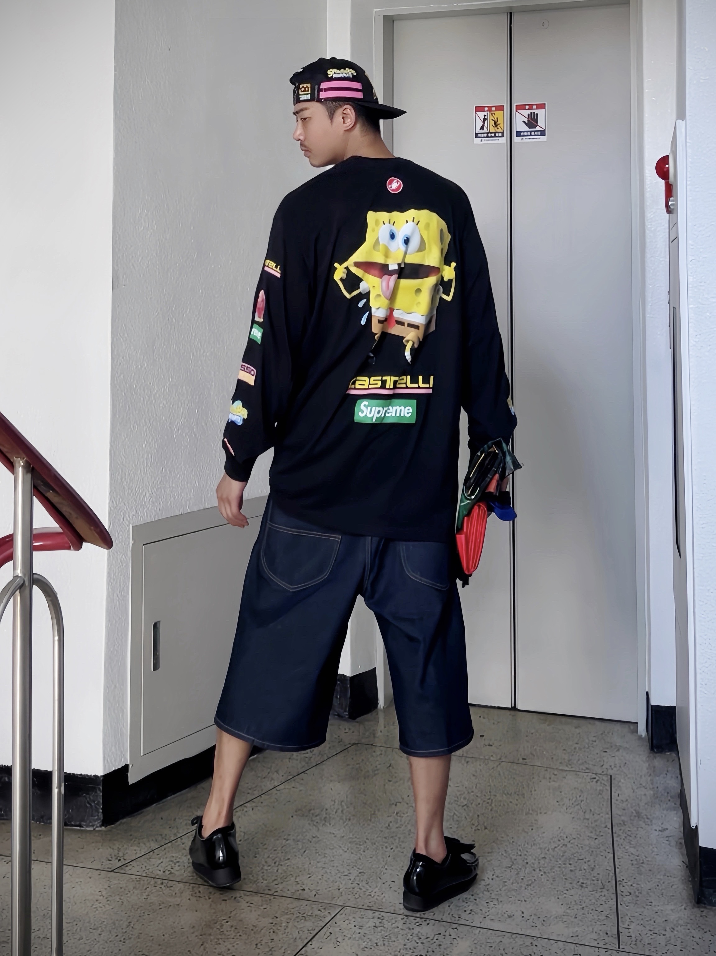 Supreme x SpongeBob Jeff Hamilton Mesh Back 6-Panel Black - 25SS, Supreme x SpongeBob SquarePants Castelli Racing L/S T-Shirt Black - 25SS 착용 스타일