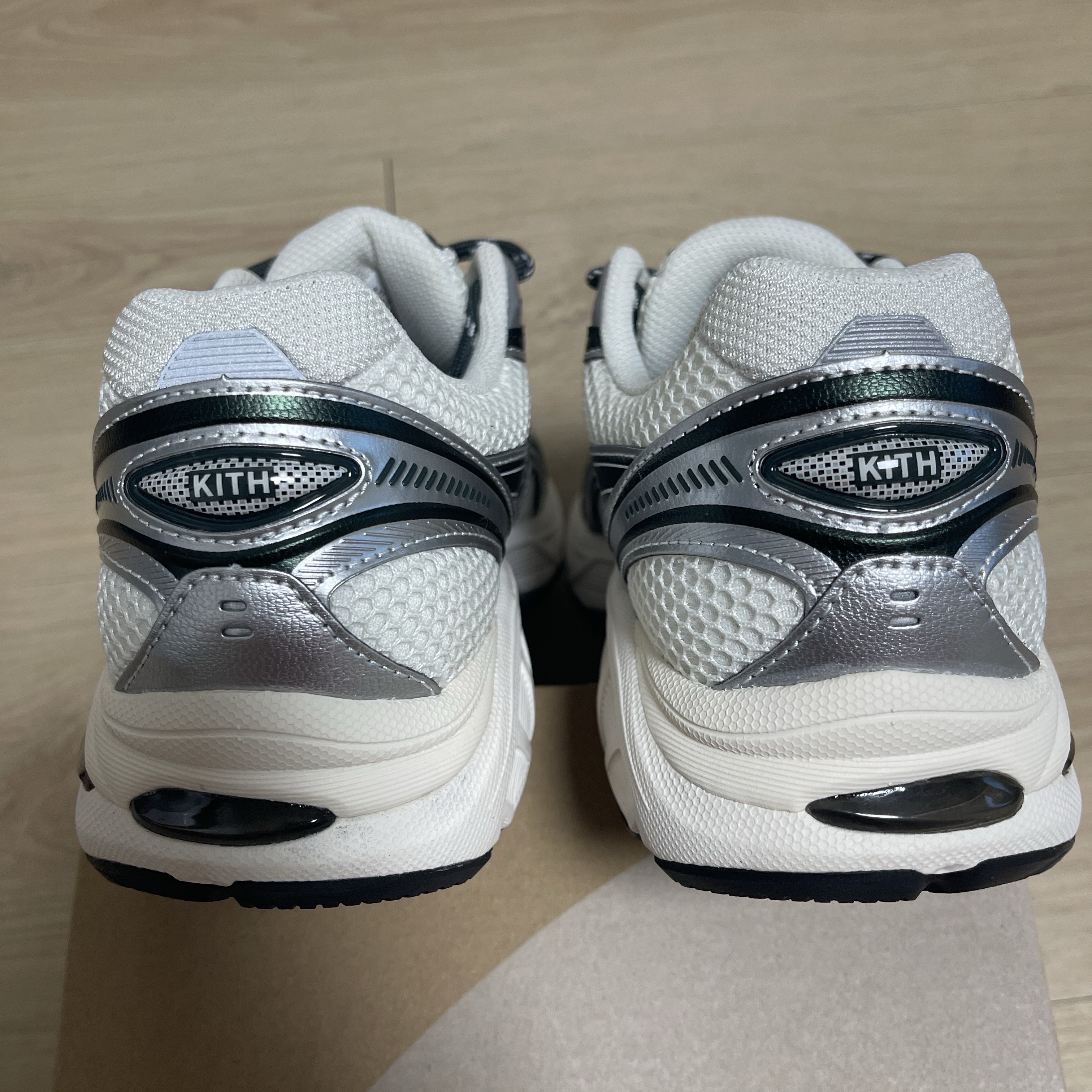 Asics x Kith GT-2160 Cream Scarab 착용 스타일 - 4