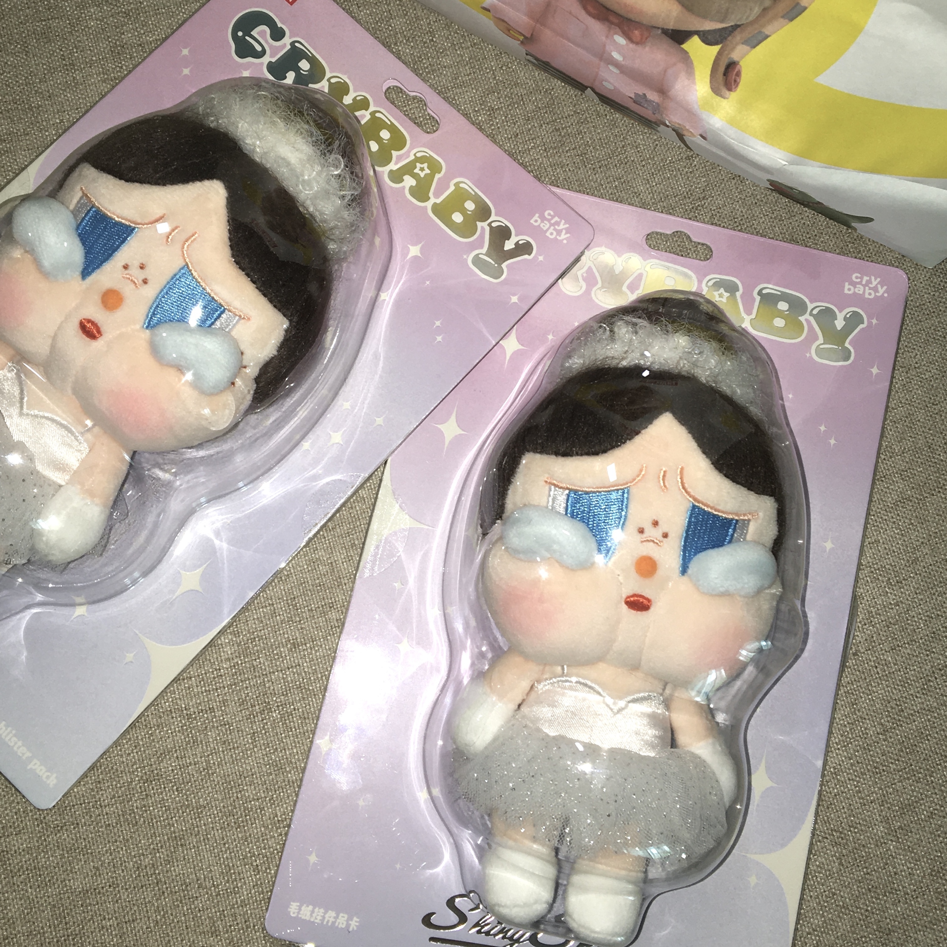 Pop Mart Crybaby Shiny Shiny Series Plush Pedant Blister Pack 착용 스타일
