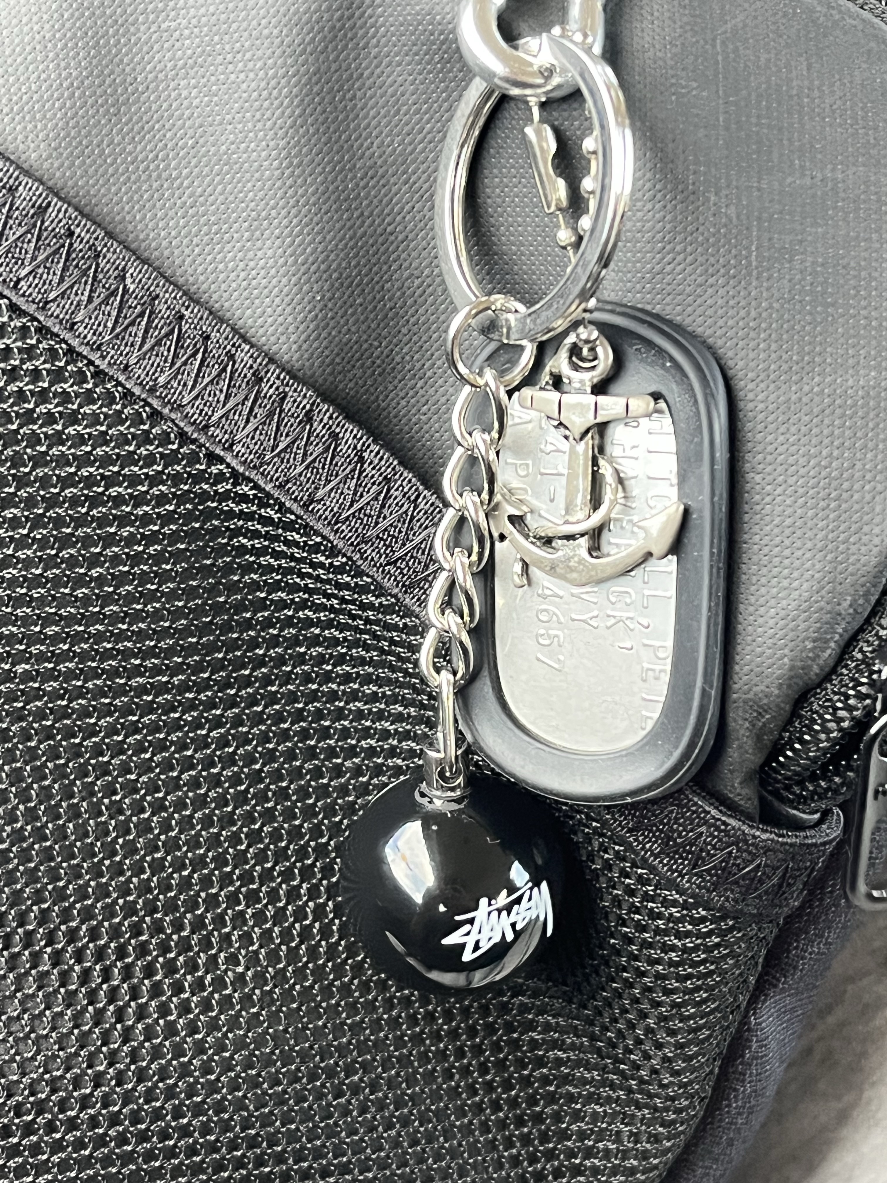 Stussy 8 Ball Keychain Black 착용 스타일 - 2