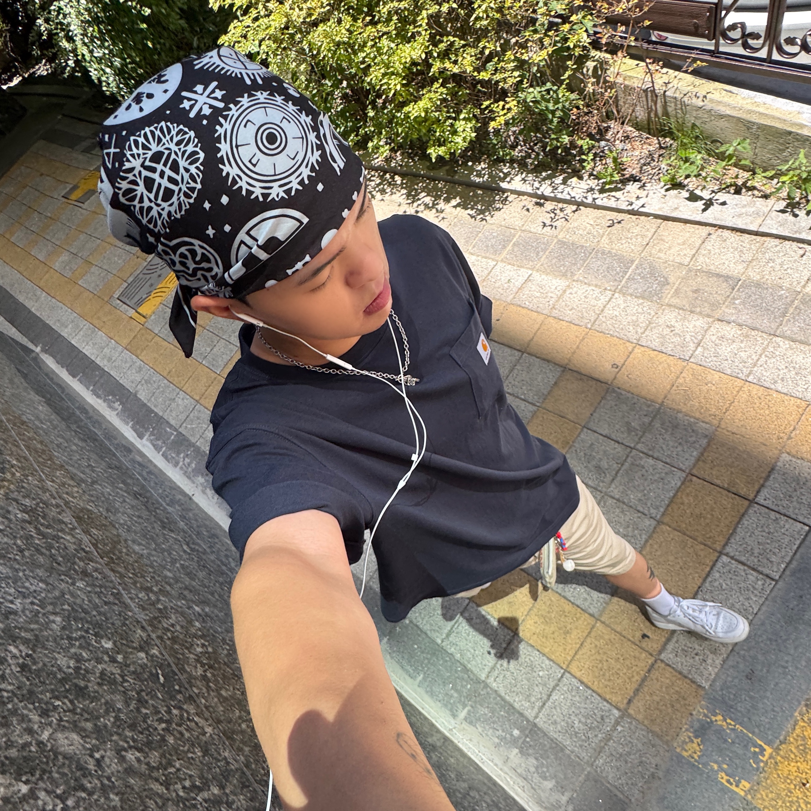 Carhartt Loose Fit Heavyweight Regular Short Sleeve Pocket T-Shirt Navy, Jordan 1 Low OG Neutral Grey 착용 스타일