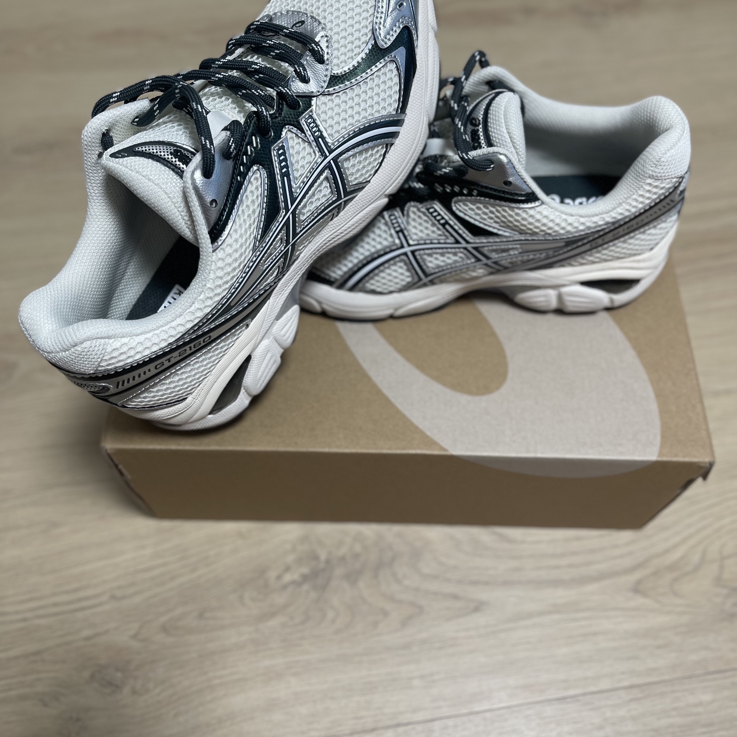 Asics x Kith GT-2160 Cream Scarab 착용 스타일 - 1