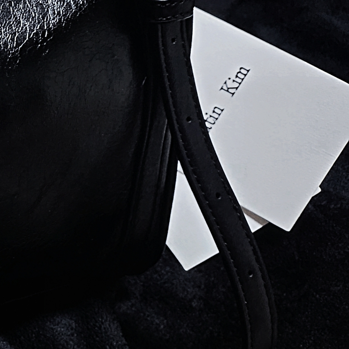 Matin Kim Buckle Strap Shoulder Bag Black 착용 스타일 - 2