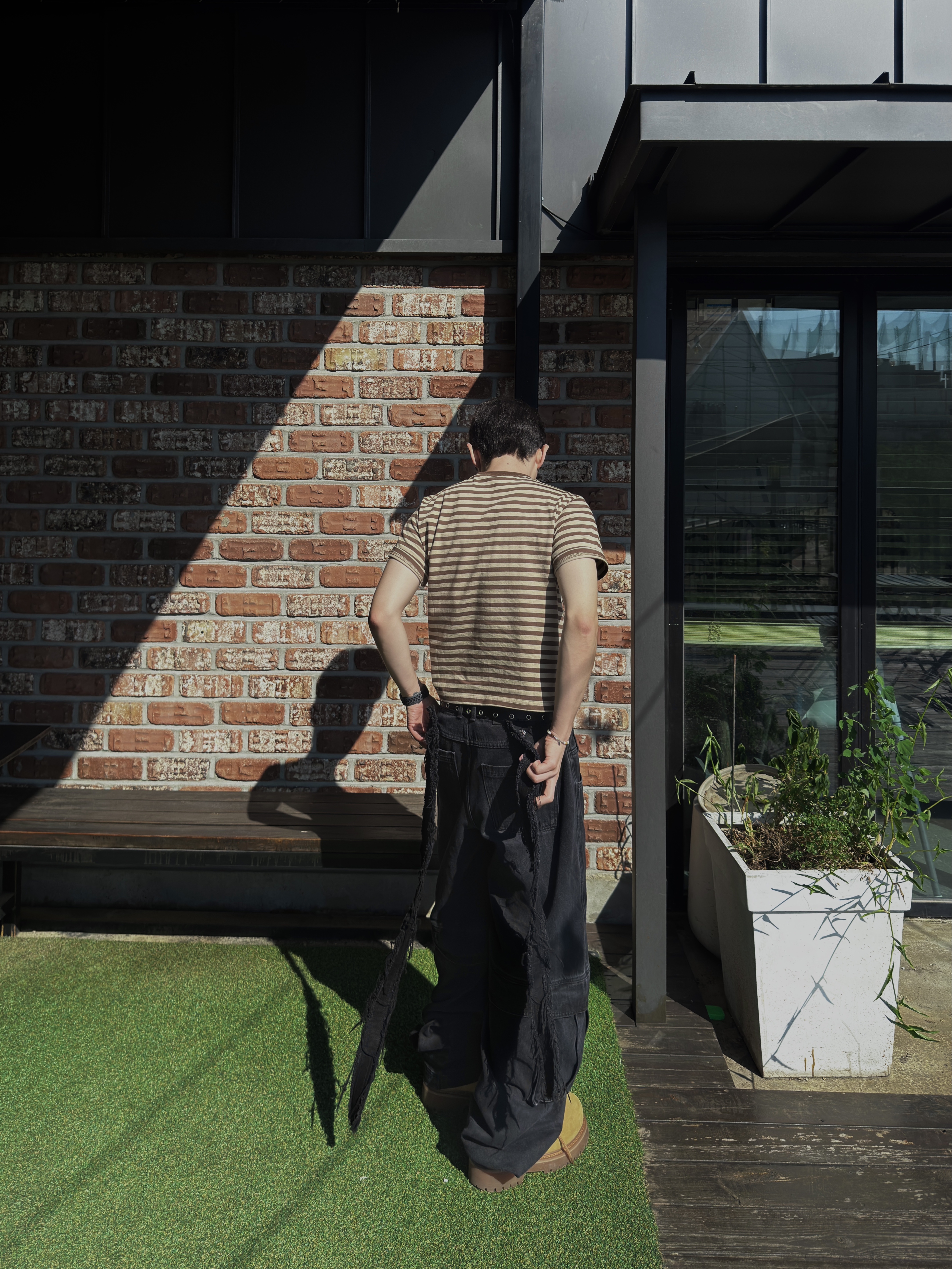 [KREAM 단독] BLR x POG Divided Curved Line Double Buckle Pants Black, LOSTGARDEN Route Tan 착용 스타일 - 6