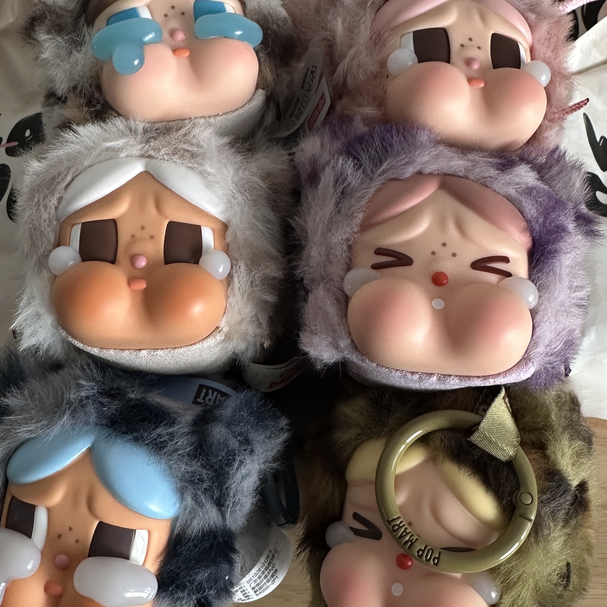 Pop Mart Crybaby Wild But Cutie Series Vinyl Plush Pendant (6 Blind Boxes) 착용 스타일