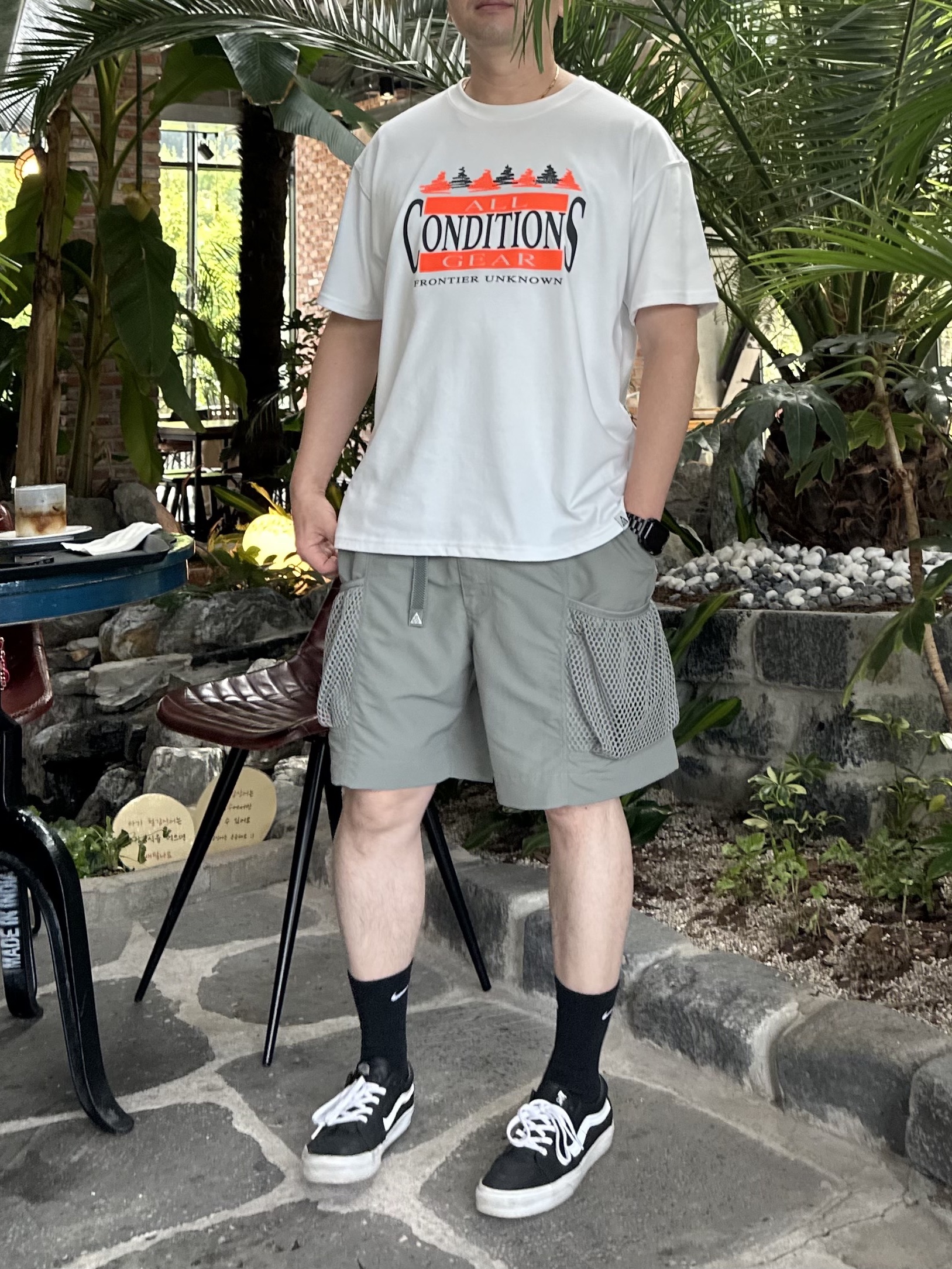 Nike ACG Snowgrass Cargo Shorts Dark Stucco Summit White - Asia 착용 스타일 - 1