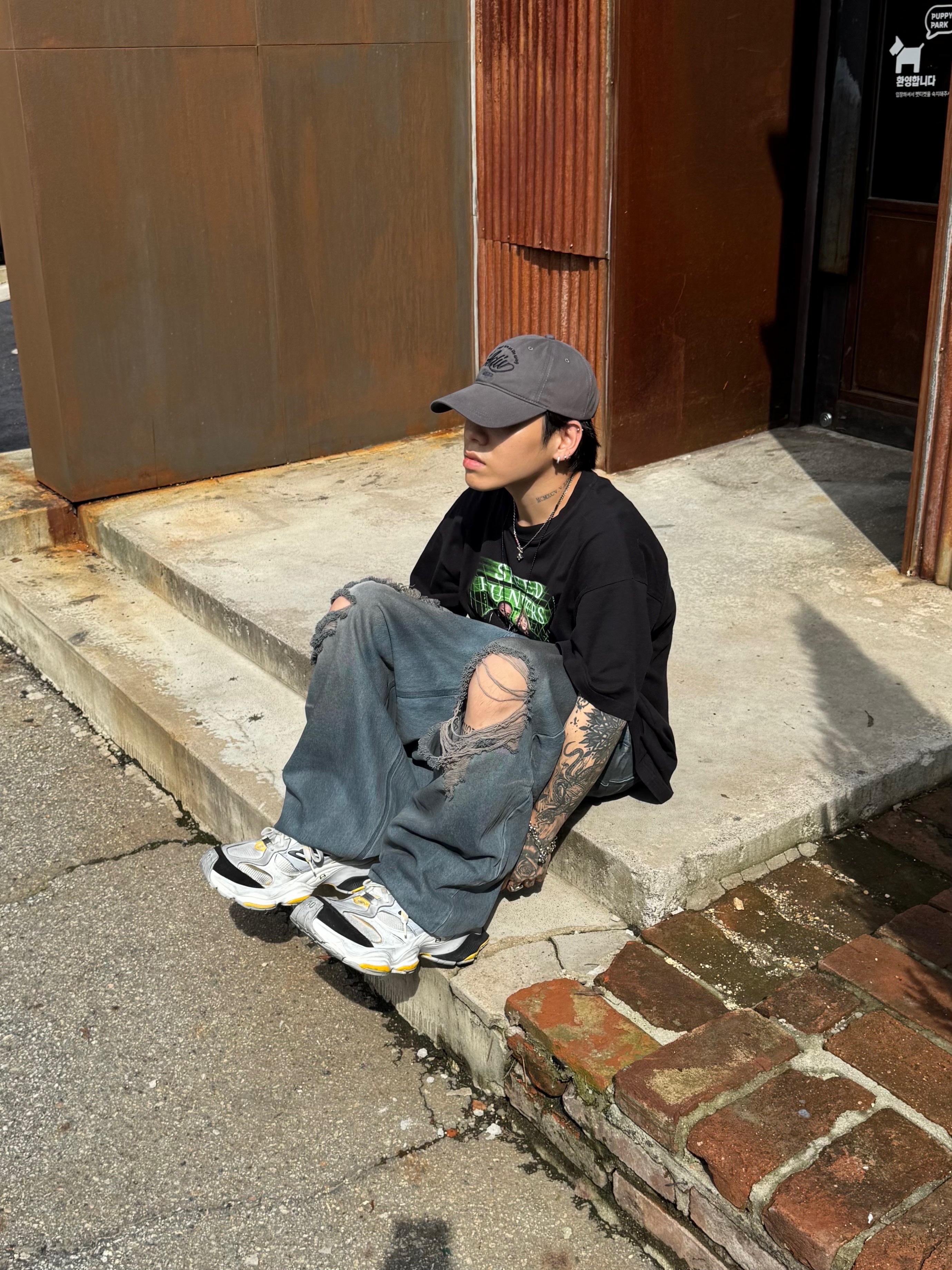 Balenciaga Cargo Sneakers White Grey 착용 스타일 - 7