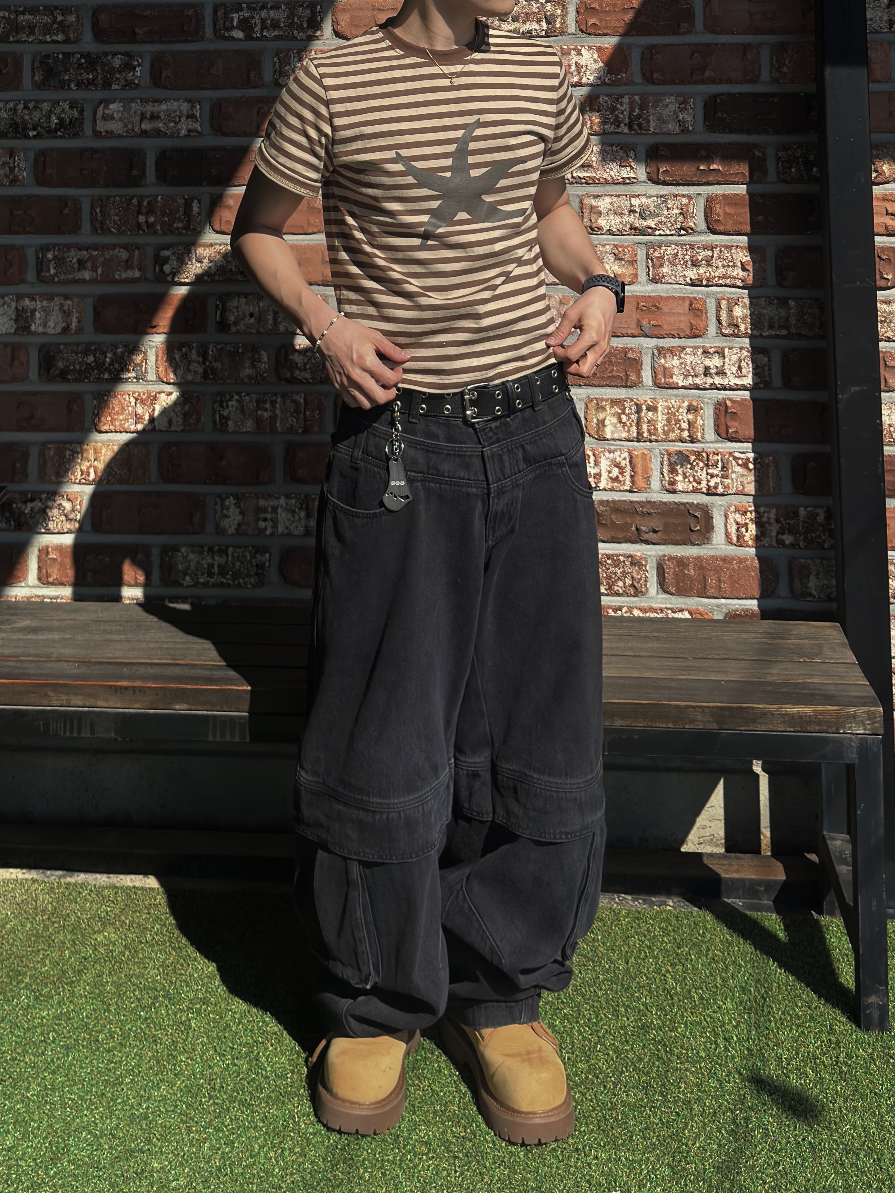 [KREAM 단독] BLR x POG Divided Curved Line Double Buckle Pants Black, LOSTGARDEN Route Tan 착용 스타일 - 5