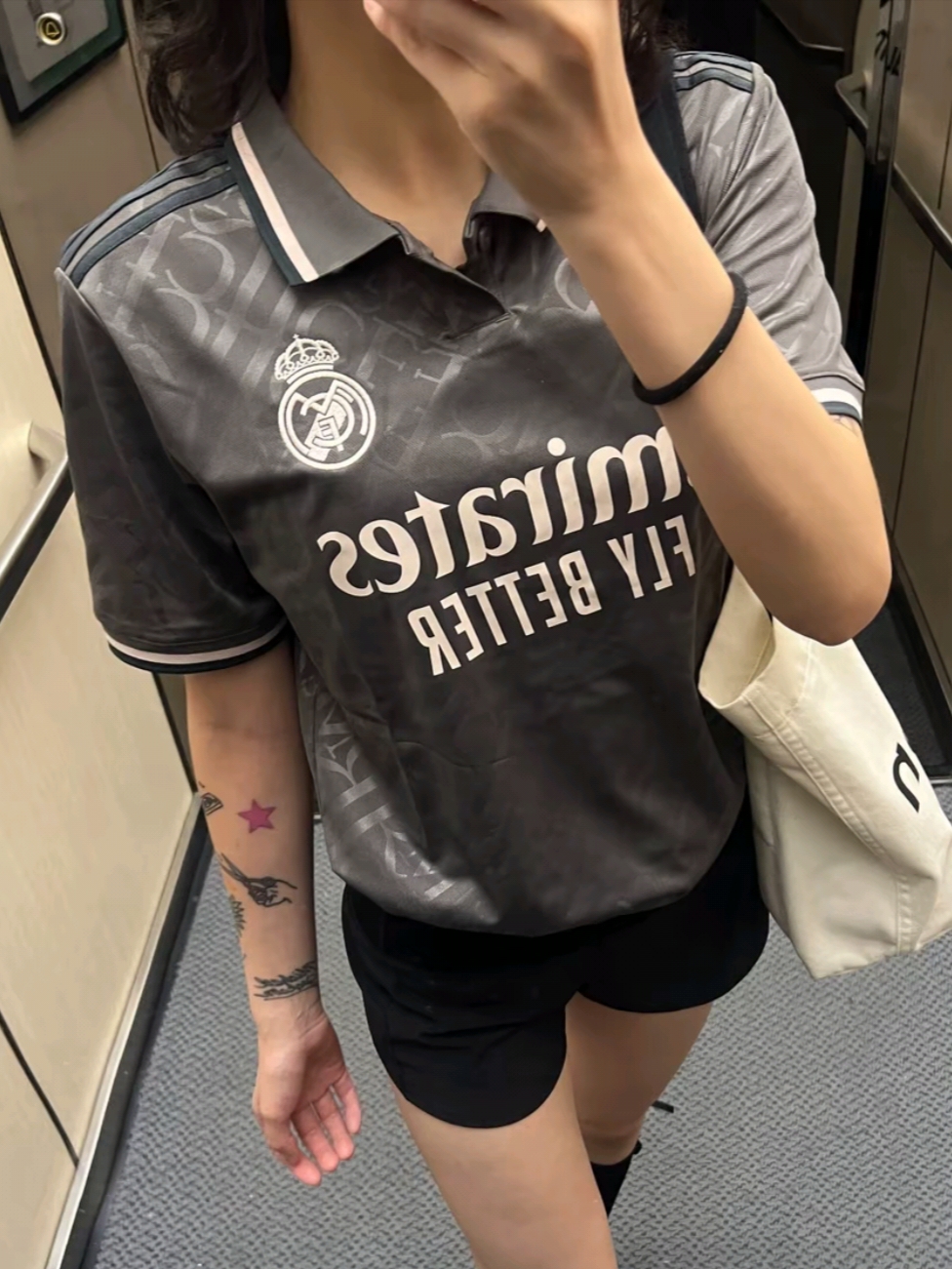 Mizuno Racer Trail SE Silver Grey, Adidas Real Madrid 2024/25 3rd Jersey Charcoal - KR Sizing (Non Marking Ver.) 착용 스타일 - 2