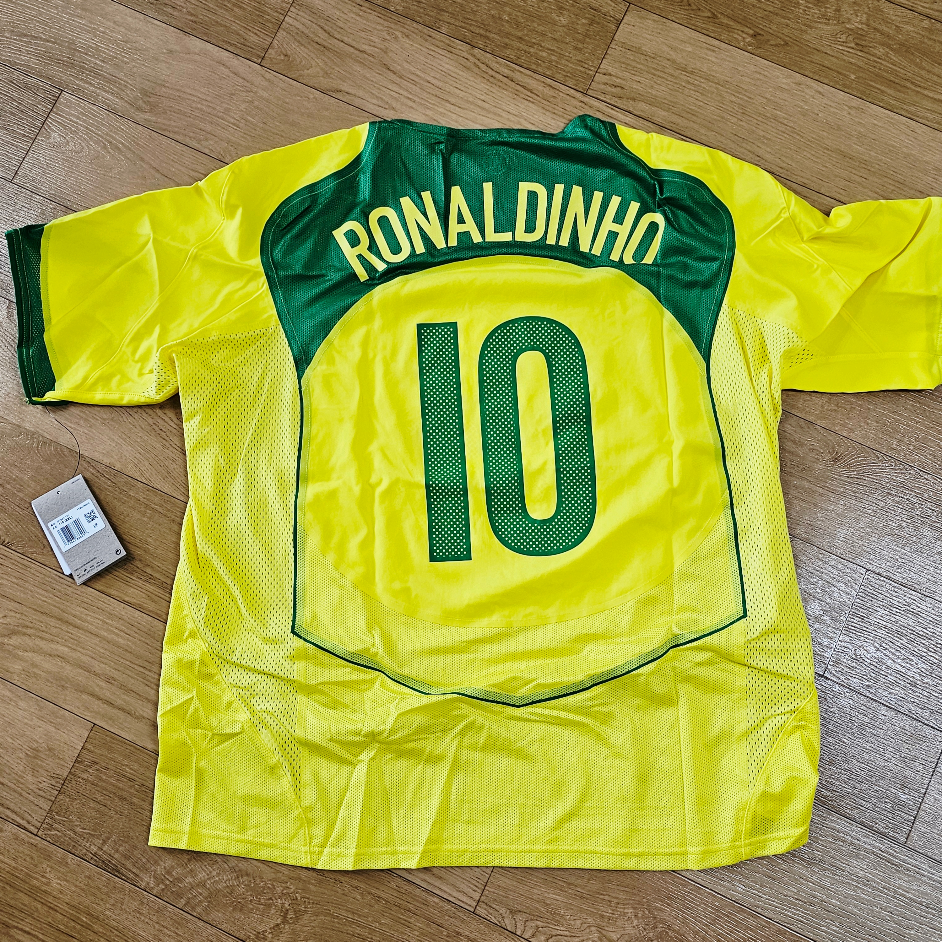 Nike Ronaldinho Brazil 2004 Total 90 Reissue Soccer Replica Jersey (Marking Ver.) 착용 스타일 - 2